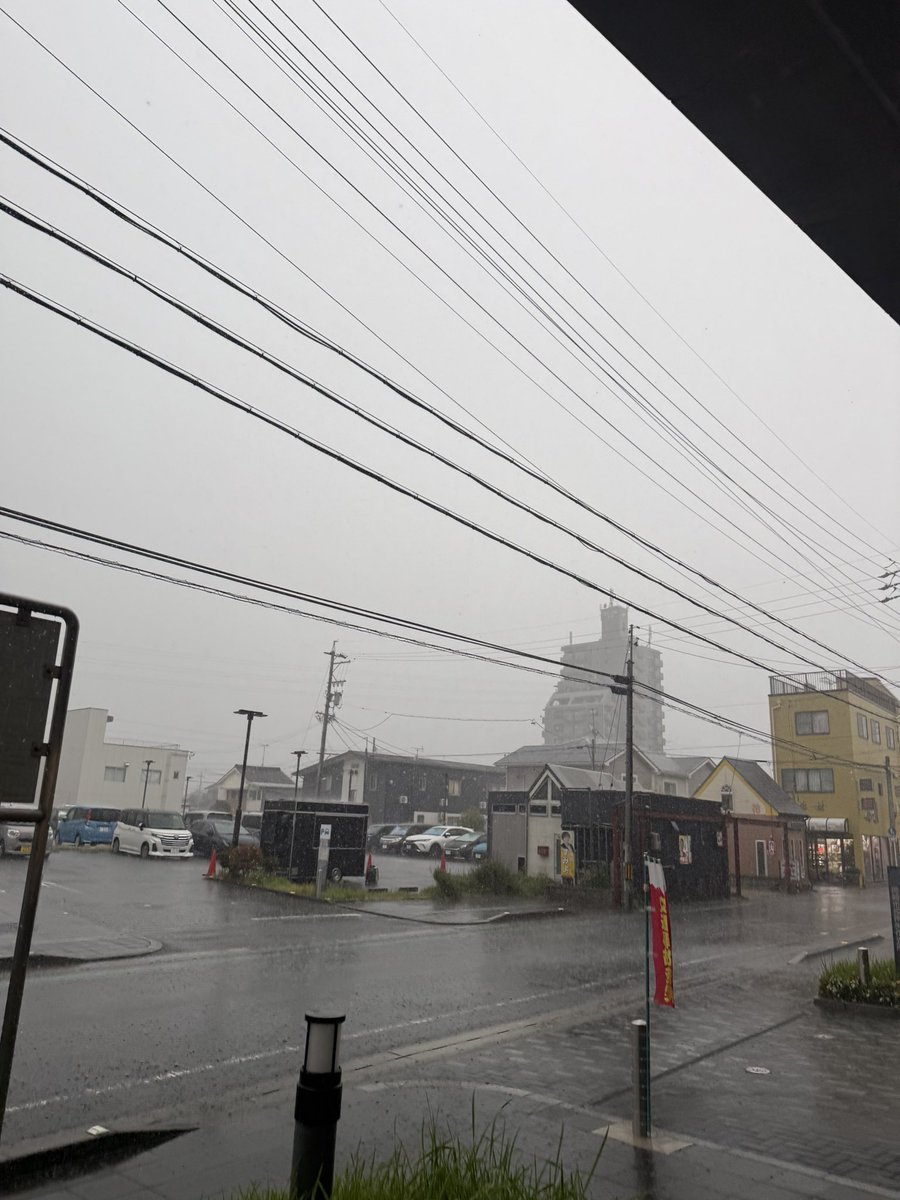 natunakatetsu's tweet photo. 撮影終えて戻ろうとしたら雨がえぐい https://t.co/AAKmj1mZwS