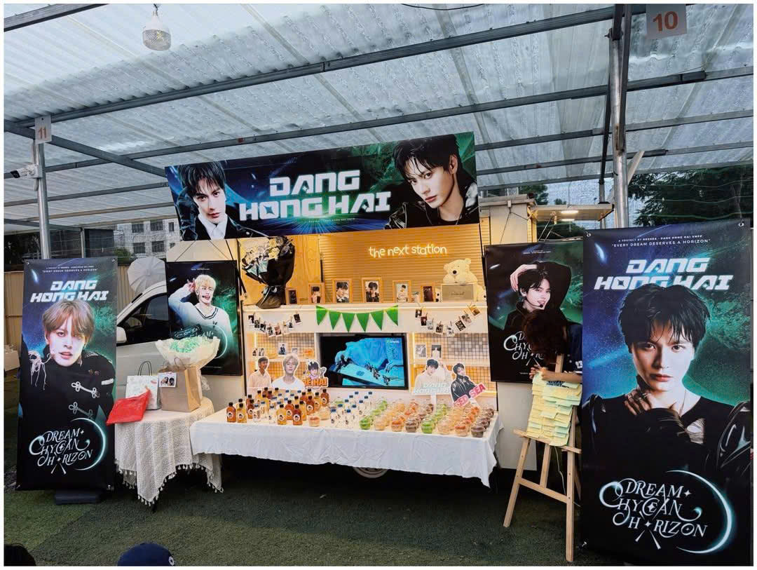 DHH_fanpage's tweet photo. A huge thank you to everyone for supporting Food Truck project with RedSea! 💕

We are truly grateful for all the love, support, and incredible contributions from each and every one of you. A very special thank you to Hai for stopping by our food truck and making this project even more meaningful. ✨

May today forever remain a beautiful and cherished memory for both HAILIGHTs and DANG HONG HAI. 💙

#DANGHONGHAI #당홍하이 #HAILIGHT #LIGHTFORHAI #TinhHaSayHi