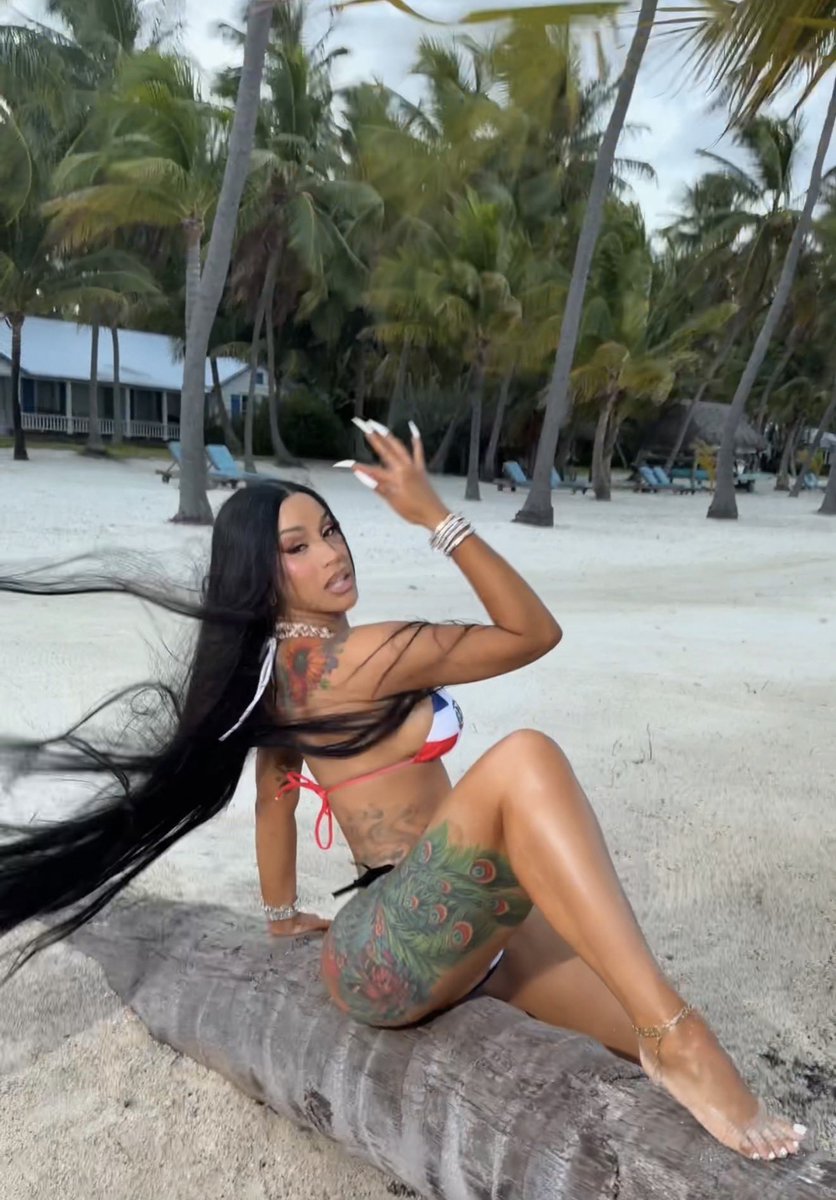 s0urpatchkiid's tweet photo. "Summer we cheeks out, Winter it's minks out." Cardi, really just rap her life #realbtch https://t.co/qLXbQceY3z