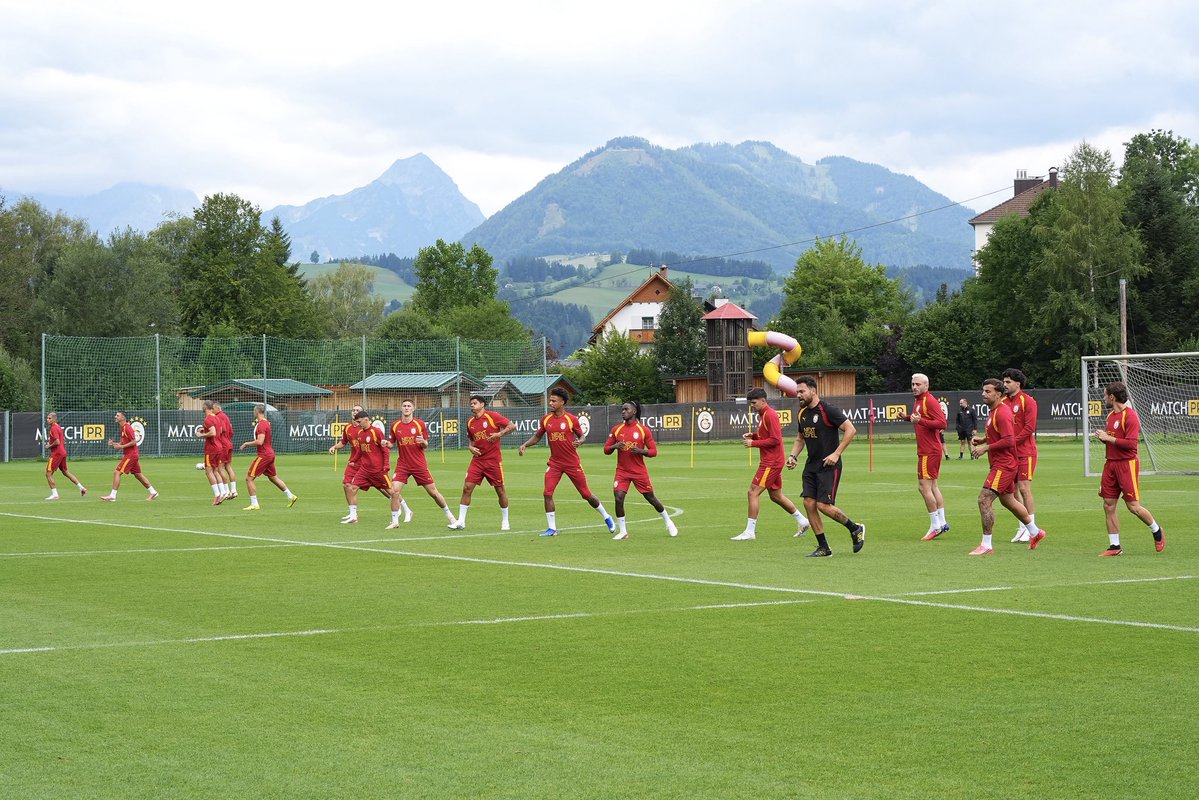 GalatasaraySK's tweet photo. Günaydın #Galatasaray Ailesi https://t.co/FVgedm2TXt