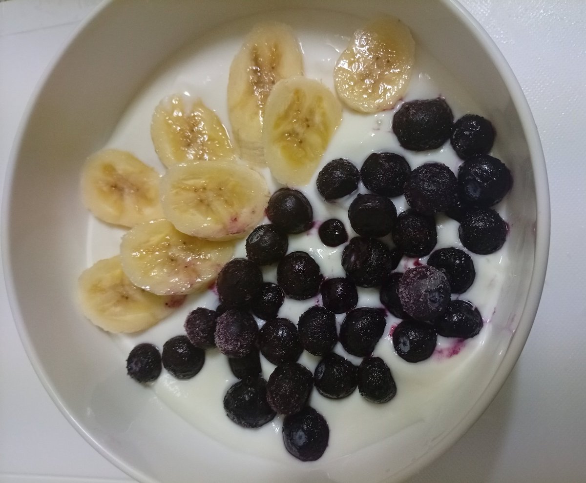IRASUTONINGU's tweet photo. おはようございます、休みだからと爆睡し過ぎました

朝食？にヨーグルトとナッツを食しました、栄養しっかり取って昼から麻雀頑張ります🐱 https://t.co/ZLl2tb0Bza