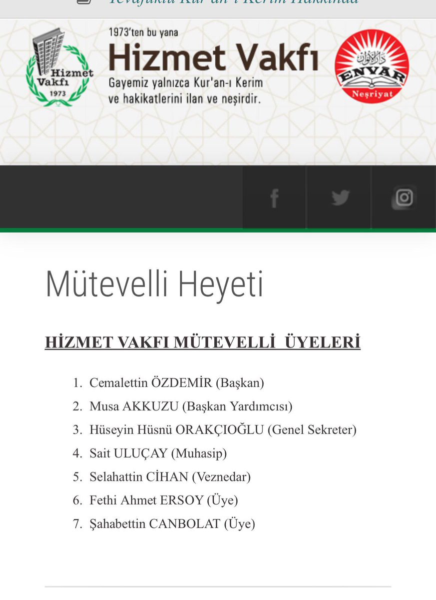 bilgiselanaliz's tweet photo. Bediüzzaman Said Nursi’nin hizmetkârlarının kurduğu Hizmet Vakfı, Gülencilerle iş birliğini gizli-açık 1973’ten beri kesintisiz devam ettiriyor.  İmzacı isimler çocuklarını Gülen’e emanet ettiler. Hepsi, FETÖ’nün yerel ya da küresel en mahrem imamları olarak yetiştirildi. 1974’te o imzalar atılırken aslında genel Nurcu camia Fetullah Gülen’in İzmir merkezli yeni hareketinin Nur hareketinden ayrılıp müstakil bir yola girdiğini zannediyordu. Perde arkasındaki iş birliğinin kanıtı olan bu belge 50 yıl boyunca gizlendi. Ancak eleştirenlerin taktığı isimle, vakıf hâlâ “Gülen’e Hizmet Vakfı” konumunu koruyor. Sait Özdemir’le birlikte “Altı Abi”yi manipüle eden ve Gülen’le birlikte hareket eden isimler olarak Erzurumlu Mehmet Kırkıncıoğlu, Bekir Berk isimleri sayılıyor.
Hizmet Vakfı’nın bugünkü mütevelli heyetinin başında Özel Harp Dairesi üyesi olduğu ileri sürülen Said Özdemir’in oğlu Cemalettin Özdemir bulunuyor. Diğer oğlu, FETÖ’nün en önemli mahrem imamlarından Kemalettin Özdemir, kamuoyu tarafından az da olsa bilinse de Cemalettin Özdemir, çok daha esrarengiz bir isim olarak az biliniyor. Tahşiye Kumpası’nda FETÖ ile birlikte hareket ettiği Emniyet raporlarıyla sabit olan Elazığlı Muhammet Orakçıoğlu’nun akrabası Hüseyin Hüsnü Orakçıoğlu ise Hizmet Vakfı’nda genel sekreterlik yapıyor. 
Muhammet Orakçıoğlu, Hulusi Yahyagil’in yanında bulunsa da Yahyagil’i enterne eden ÖHD görevlisi Bekir Berk’le çok yakın teması olan bir isim. Cemaate yakın isimler Kemalettin Özdemir’le birlikte Orakçıoğlu’nun da Molla Muhammed’e dönük bitmeyen kampanyaların arkasındaki isim olduğu görüşünü savunuyor. Haklarında suç duyuruları yapılmış, şikâyet dilekçeleri verilmiş, ama bir sonuç alamamışlar. “FETÖ’nün B-Ekibi” olarak tanımladıkları ve Tahşiye kumpasına katılmış isimlerin bir el tarafından korunduklarını düşünüyorlar.

18 Aralık 1973 tarihli Resmi Gazete’de yayımlanan, vakfın kuruluş kararında, “vakfedenler” listesi şöyle yer alıyor: M. Tahiri Mutlu, Mustafa Sungur, Abdullah Yeğin, Hüsnü Bayramoğlu, Bayram Yüksel, Ahmet Aytimur, M. Sait Özdemir.

Hizmet Vakfı, “Nurcu” diye tanımladığı, meşru saydığı isimleri bir araya getirdi. Ortak bir mutabakat metni imzalandı. 10 maddelik metnin ikinci maddesi şöyleydi: “Bütün neşriyat Hizmet Vakfı namına resmi veya gayri resmi olmak üzere bir tek elden yapılacaktır”.
Risalelerin nasıl basılacağı, otoritenin kim olduğu, böylece netlik kazandı.
Peki, Hizmet Vakfı’nın o yıllarda hazırladığı bu metnin altında kimlerin imzası vardı dersiniz?

Tahiri Mutlu, Hüsnü Bayramoğlu, Sait Özdemir, Ahmet Aytimur, Fethullah Gülen, Abdullah Yeğin, Gültekin Sarıgül, Rüşdü Tafral.”
Fark ettiniz mi? Fethullah Gülen işte bu metinle resmen Nurculuk otoritelerinin arasına katıldı. Hizmet Vakfı, Fethullah Gülen’i ve yapılanmasını kendi kanatları altına aldı. Nurculuk içinde kabul etti. Said Nursi’nin risalelerini basma yetkisi verdi. Nurculuk adına ihtilaflı konularda arkasında durdu.

Gülen eliyle büyüyen Hizmet Vakfı’nın, Gülen’le yoldaşlığı hiç bitmedi. Çocuklarını onun eline yetişsin diye verdiler. Bazı çocuklar Gülen’in “mahrem imamı” olarak karşımıza çıktı. Yetmedi, Hizmet Vakfı’nın ilk kurucularından Tahiri Mutlu, vakıftaki kendi vârisi olarak Gülen’i seçti. Gülen böylece Hizmet Vakfı’nın geleceğinde de yer buldu.
Hizmet Vakfının başında şu anda FETÖ’nün yedek lastiği KÖZ’ün elebaşı Kemalettin Özdemir’in kardeşi Cemallettin Özdemir var.
Hizmet Vakfı, kuruluş gayesine münasip tarzda FETÖ’ye hizmete devam ediyor.