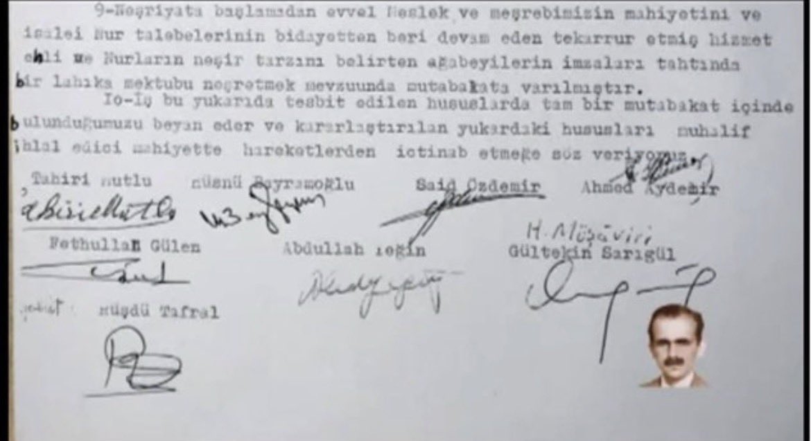 bilgiselanaliz's tweet photo. Bediüzzaman Said Nursi’nin hizmetkârlarının kurduğu Hizmet Vakfı, Gülencilerle iş birliğini gizli-açık 1973’ten beri kesintisiz devam ettiriyor.  İmzacı isimler çocuklarını Gülen’e emanet ettiler. Hepsi, FETÖ’nün yerel ya da küresel en mahrem imamları olarak yetiştirildi. 1974’te o imzalar atılırken aslında genel Nurcu camia Fetullah Gülen’in İzmir merkezli yeni hareketinin Nur hareketinden ayrılıp müstakil bir yola girdiğini zannediyordu. Perde arkasındaki iş birliğinin kanıtı olan bu belge 50 yıl boyunca gizlendi. Ancak eleştirenlerin taktığı isimle, vakıf hâlâ “Gülen’e Hizmet Vakfı” konumunu koruyor. Sait Özdemir’le birlikte “Altı Abi”yi manipüle eden ve Gülen’le birlikte hareket eden isimler olarak Erzurumlu Mehmet Kırkıncıoğlu, Bekir Berk isimleri sayılıyor.
Hizmet Vakfı’nın bugünkü mütevelli heyetinin başında Özel Harp Dairesi üyesi olduğu ileri sürülen Said Özdemir’in oğlu Cemalettin Özdemir bulunuyor. Diğer oğlu, FETÖ’nün en önemli mahrem imamlarından Kemalettin Özdemir, kamuoyu tarafından az da olsa bilinse de Cemalettin Özdemir, çok daha esrarengiz bir isim olarak az biliniyor. Tahşiye Kumpası’nda FETÖ ile birlikte hareket ettiği Emniyet raporlarıyla sabit olan Elazığlı Muhammet Orakçıoğlu’nun akrabası Hüseyin Hüsnü Orakçıoğlu ise Hizmet Vakfı’nda genel sekreterlik yapıyor. 
Muhammet Orakçıoğlu, Hulusi Yahyagil’in yanında bulunsa da Yahyagil’i enterne eden ÖHD görevlisi Bekir Berk’le çok yakın teması olan bir isim. Cemaate yakın isimler Kemalettin Özdemir’le birlikte Orakçıoğlu’nun da Molla Muhammed’e dönük bitmeyen kampanyaların arkasındaki isim olduğu görüşünü savunuyor. Haklarında suç duyuruları yapılmış, şikâyet dilekçeleri verilmiş, ama bir sonuç alamamışlar. “FETÖ’nün B-Ekibi” olarak tanımladıkları ve Tahşiye kumpasına katılmış isimlerin bir el tarafından korunduklarını düşünüyorlar.

18 Aralık 1973 tarihli Resmi Gazete’de yayımlanan, vakfın kuruluş kararında, “vakfedenler” listesi şöyle yer alıyor: M. Tahiri Mutlu, Mustafa Sungur, Abdullah Yeğin, Hüsnü Bayramoğlu, Bayram Yüksel, Ahmet Aytimur, M. Sait Özdemir.

Hizmet Vakfı, “Nurcu” diye tanımladığı, meşru saydığı isimleri bir araya getirdi. Ortak bir mutabakat metni imzalandı. 10 maddelik metnin ikinci maddesi şöyleydi: “Bütün neşriyat Hizmet Vakfı namına resmi veya gayri resmi olmak üzere bir tek elden yapılacaktır”.
Risalelerin nasıl basılacağı, otoritenin kim olduğu, böylece netlik kazandı.
Peki, Hizmet Vakfı’nın o yıllarda hazırladığı bu metnin altında kimlerin imzası vardı dersiniz?

Tahiri Mutlu, Hüsnü Bayramoğlu, Sait Özdemir, Ahmet Aytimur, Fethullah Gülen, Abdullah Yeğin, Gültekin Sarıgül, Rüşdü Tafral.”
Fark ettiniz mi? Fethullah Gülen işte bu metinle resmen Nurculuk otoritelerinin arasına katıldı. Hizmet Vakfı, Fethullah Gülen’i ve yapılanmasını kendi kanatları altına aldı. Nurculuk içinde kabul etti. Said Nursi’nin risalelerini basma yetkisi verdi. Nurculuk adına ihtilaflı konularda arkasında durdu.

Gülen eliyle büyüyen Hizmet Vakfı’nın, Gülen’le yoldaşlığı hiç bitmedi. Çocuklarını onun eline yetişsin diye verdiler. Bazı çocuklar Gülen’in “mahrem imamı” olarak karşımıza çıktı. Yetmedi, Hizmet Vakfı’nın ilk kurucularından Tahiri Mutlu, vakıftaki kendi vârisi olarak Gülen’i seçti. Gülen böylece Hizmet Vakfı’nın geleceğinde de yer buldu.
Hizmet Vakfının başında şu anda FETÖ’nün yedek lastiği KÖZ’ün elebaşı Kemalettin Özdemir’in kardeşi Cemallettin Özdemir var.
Hizmet Vakfı, kuruluş gayesine münasip tarzda FETÖ’ye hizmete devam ediyor.