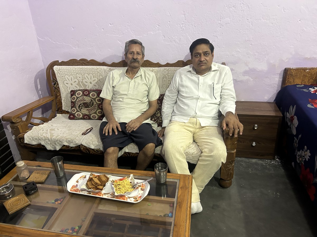om_rexwal's tweet photo. 1995 में नहरपार पल्ला से बसन्तपुर एरिया के भाजपा के समिति प्रधान रहे आदरणीय श्री मोहन लाल कटारे जी से उनके निवास पर मिलने गया और उनका आशीर्वाद प्राप्त किया । उन्होंने नहरपार क्षेत्र में भाजपा को मजबूत बनाने के लिए बहुत संघर्ष किया । https://t.co/ZDuEWxdh6e