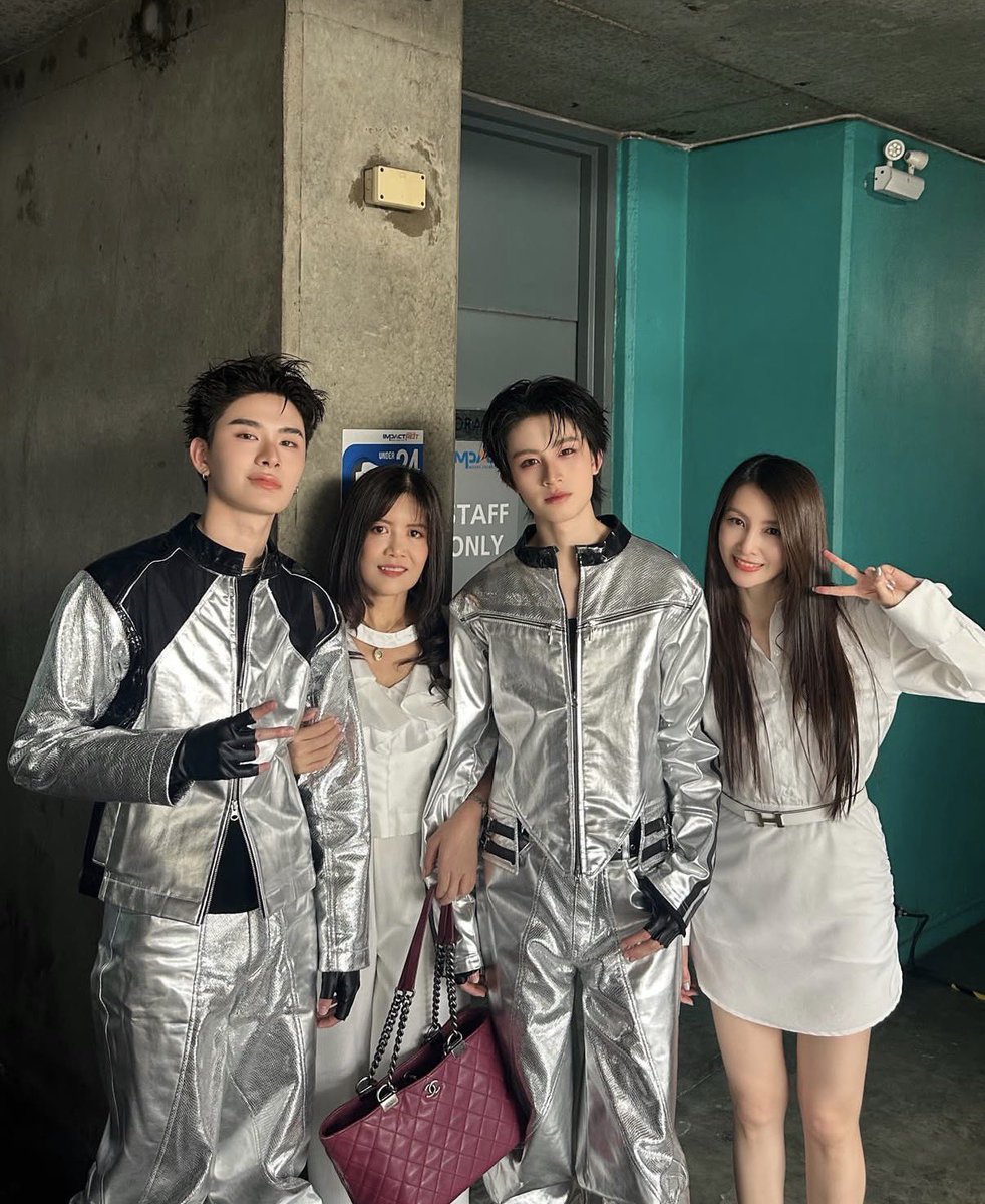 JJenxyanuch's tweet photo. ใครคือลูกชายแม่รินตัวจริง https://t.co/R4wksTdMlm