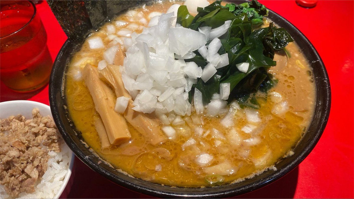 Sawgen1's tweet photo. 最近厚木家さんがヤバいんだけど。。。

直系店や王道家、寿々㐂家、クラシック、無化調などなど週ごとに、全然違う味を出してるのにＸ見ると

安定して美味いというコメントばかり！！

気づいてる人いる？いたらコメントください。流石に自分の舌に自信無くなってくるわ。

ちなみにこの日のラーメンはバランス肉汁系の杉田家さんぽい味だったので玉ねぎ、メンマワカメをトッピング。