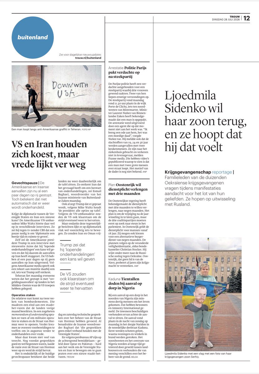 3Bergen's tweet photo. In @trouw: familieleden van vermiste of krijgsgevangen militairen manifesteren zich wekelijks langs de straten. In #Kropyvnytsky ontmoetten we Ljoedmila, moeder van de krijgsgevangen Serhiy (27). “Ik hoop dat hij voelt dat we op hem wachten.”
Beeld: @adriaanbacker https://t.co/5nQ0meOTPW