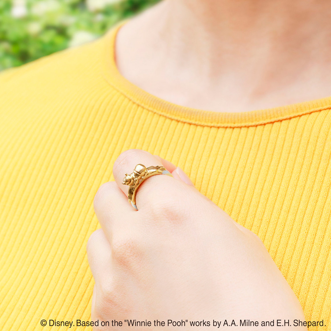 kuno_d_jewelry's tweet photo. 『くまのプーさん』

『Melting Heart』シルバーリング

指先にふと目を向けるたび、幸せな気分に。 

はちみつに包まれる「プーさん」の姿が愛らしいリング。
頑張る自分へのご褒美に、「プーさん」と一緒に甘い時間を過ごしませんか？

【100点限定】
ご予約は8/31(月)迄