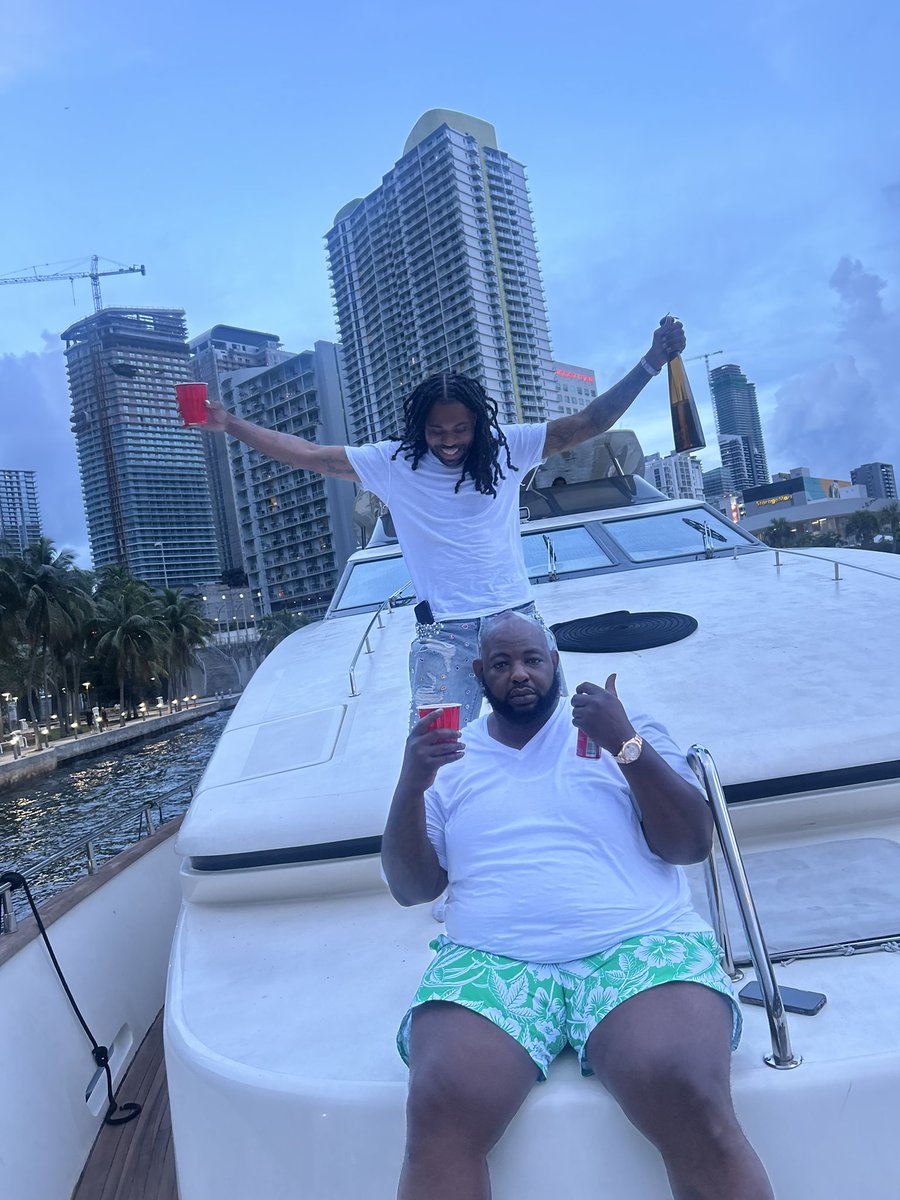 93ggvdubb's tweet photo. Niggas can’t beat us in shit but telling ‼️😮‍💨 #1942boy https://t.co/CYzfLTD1qQ