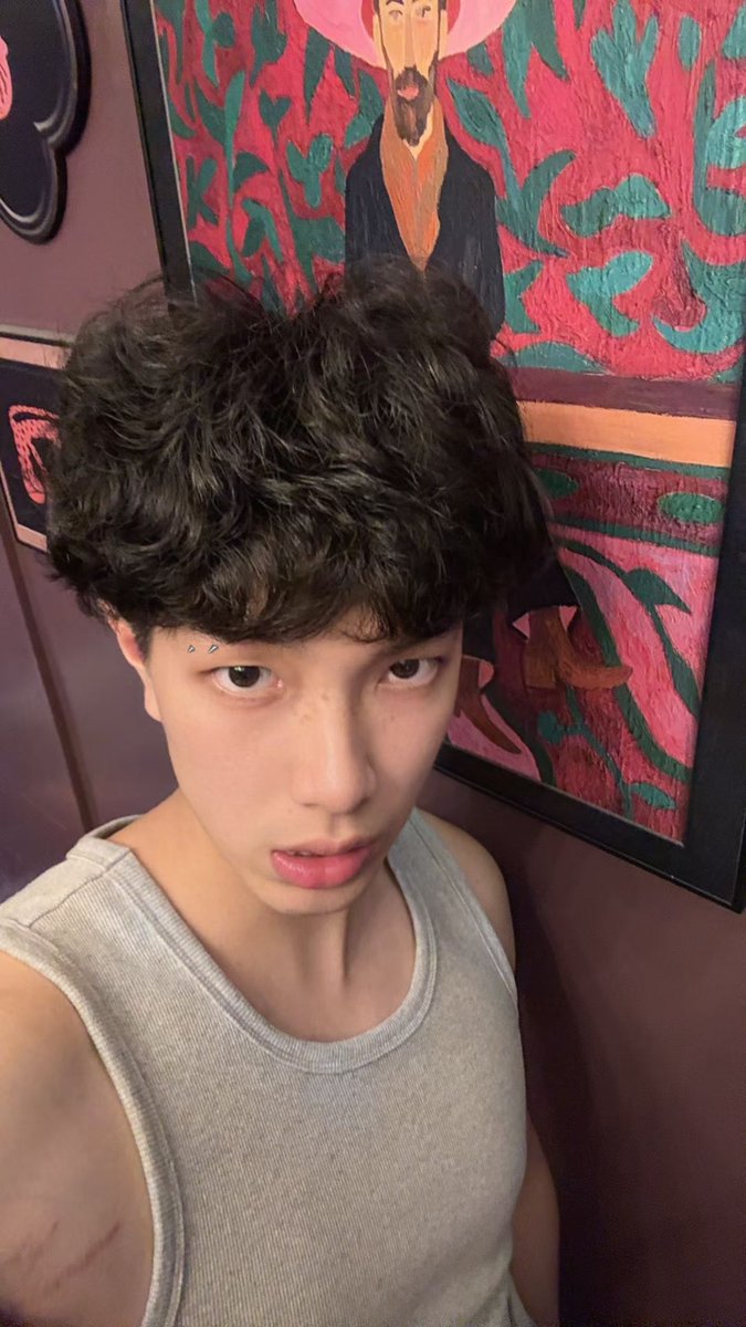 gugude123's tweet photo. #直男 #体育生 #反差 在读体育生，非常粘人，不认识之前很高冷，熟了之后说的话很肉麻，反差小狗，很好色，喜欢约，露脸有射，射的很突然，表情十分慌乱，手忙脚乱射了很多到床上...想看更多请点主页。 https://t.co/f0LepzQkOx