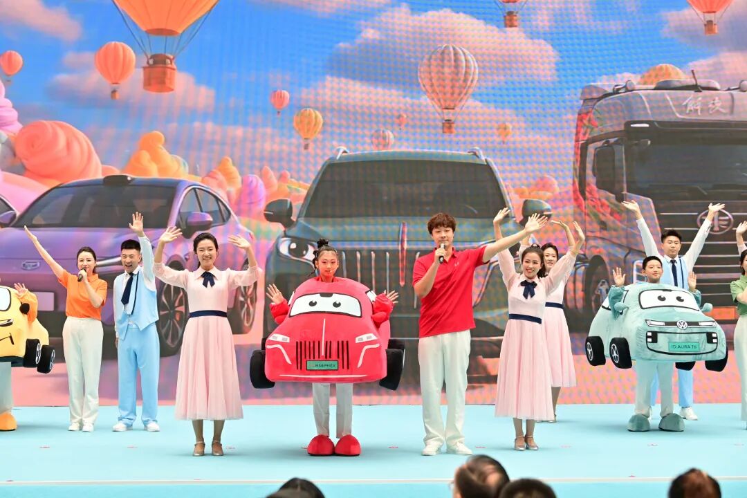 JilinChina's tweet photo. 🚗 A #FamilyDay like no other! #ChinaFAW opened its doors to #employees and their loved ones with factory tours, cultural experiences, interactive games, live performances, and delicious cafeteria specialties.
#MadeInJilin #auto #worker https://t.co/OvhexX4wmE