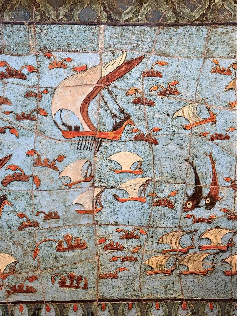 SehrinPanolari's tweet photo. Çanakkale’de, tam 55 yıl önce Truva Savaşı’nı betimleyen bir seramik pano! ⛵️

🎬 Christopher Nolan’ın The Odyssey filmiyle Truva yeniden dünyanın gündeminde. Ancak Çanakkale’de, bu destan tam 55 yıl önce, 1970 tarihli bir seramik panoda hayat bulmuştu.

Çanakkale Truva Oteli’nin restoranında yer alan ve Gorbon Işıl imzasını taşıyan bu pano, Truva Savaşı’nı iki farklı cepheden anlatıyor. Türkiye’nin ilk seramik fabrikalarından biri olan Gorbon Işıl’da üretilen eser, bir yüzünde savaş öncesinin sakin denizi ve dingin gemiler; diğer yüzünde ise savaşın başlamasıyla hareketlenen, dalgalanan deniz ve savaş filosu betimleniyor. Aynı hikâye, mekân içinde iki farklı duvarda devam ediyor. @gorbonceramics 

🐬 Eserin üretim süreci de en az kendisi kadar etkileyici. Gorbon Seramik Fabrikası’nın kurucusu Rebii Gorbon ile Erdoğan Ersen, bu pano için otelin içinde geçici bir seramik fırını kurarak eserleri yerinde üretmişti.

Bugün milyonlarca kişi Truva’yı beyaz perdede yeniden keşfetmeye hazırlanırken, Çanakkale’de yarım asrı aşkın süredir sessizce bu destanı anlatan bu seramik pano varlığını sürdürüyor.

*Panonun hikayesini bizimle paylaşan sevgili Orhan Gorbon’a çok teşekkür ederiz