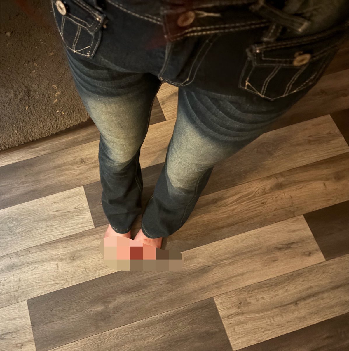 mangoed02122's tweet photo. these jeans used to be too small for me n i said once i can fit them ill be content with my wl but SHOCKER i still wanna lose more weight https://t.co/IvRWno7bZX