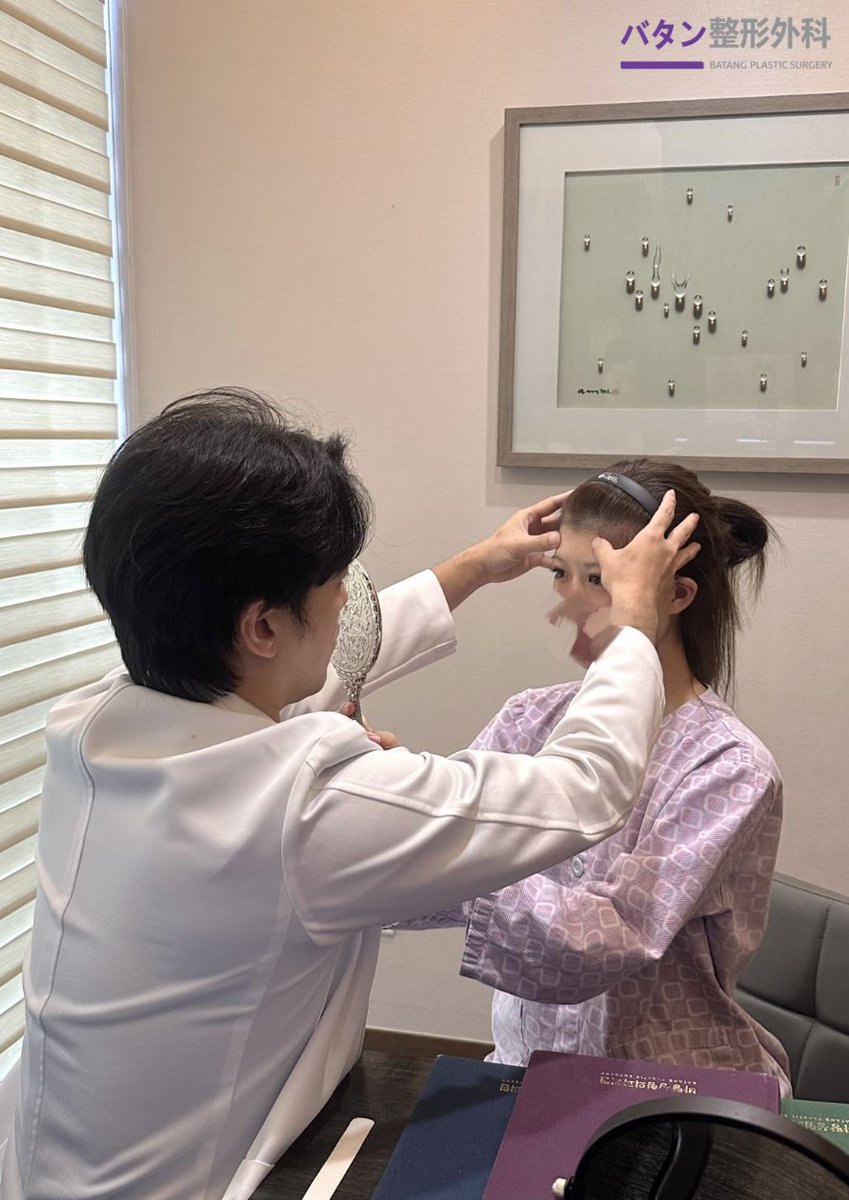 batangjp's tweet photo. ＼👨‍⚕️額手術担当 チェ・マンギ院長の
            術前カウンセリングの様子✨／

手術結果は、カウンセリングから始まります。

患者様が希望されるイメージやお悩みを十分把握し、顔全体のバランスや比率を考慮しながら、どの程度額をリフトさせるのが最もご満足いただける結果につながるかを細かく相談します。
理想をしっかりと実現するため、一つひとつの細かなポイントを患者様と一緒に確認・調整しながら、最も似合うデザインを完成させています。

#バタン美容外科 #韓国整形 
#韓国美容外科 #渡韓整形
#額手術 #額縮小 #額挙上
#カウンセリング