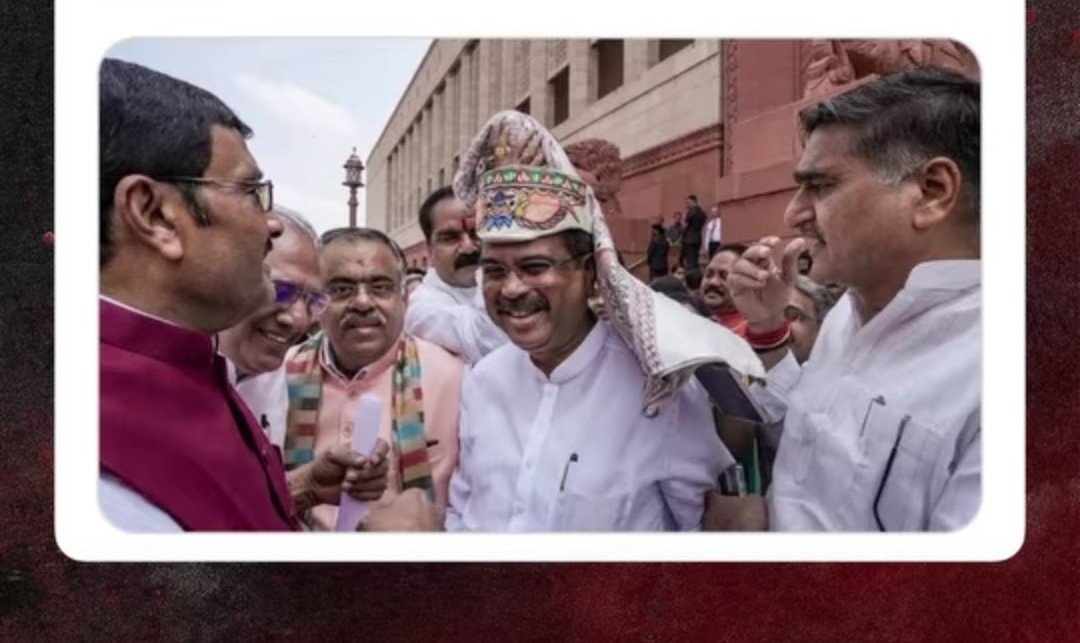 SAnwer80633's tweet photo. आखिर dharmendra pardhan जी को किस खुशी के लिए संसद भवन में माला पहना कर Welcome किया जा रहा है।

अपने पद से इस्तीफा दे दिए इसलिए 

आप लोग के पता है तो बता सकते हैं। https://t.co/tiYMN6Oepb