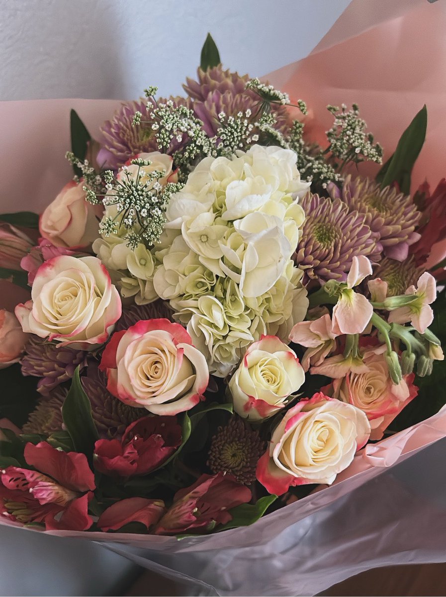 sfigoa's tweet photo. Hoy mi novio me mandó flores, a 3500 km de distancia solo porque ayer tuve un día de bajón muy feo 🥹 la verdadera definición de if he wanted to he would, so he did 🫰🏻 https://t.co/sDQ6MAKV2J