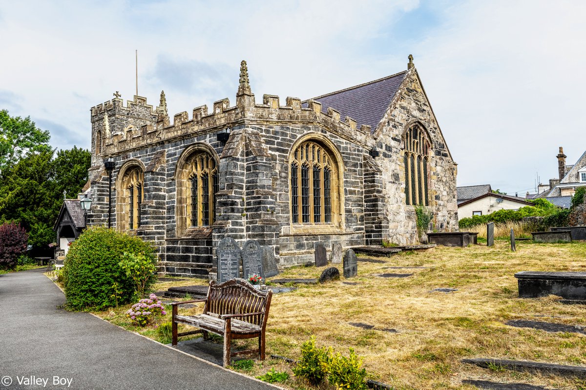 ItsYourWales's tweet photo. Llanrwst's 1470 St Grwst Church in the Conwy Valley.  Courtesy @BJRoberts  #Wales #WelshPassion https://t.co/QPzQFYQ3TH
