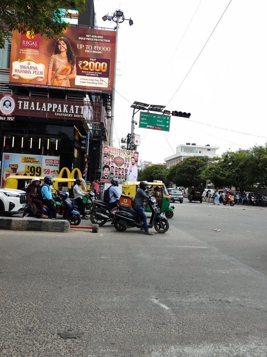 YoursTiwadi's tweet photo. @ICCCBengaluru @GBA_office @GBAChiefComm @krishnabgowda @ChristinMP_  What nonsense is this, #freepavement gone for a toss ! 
HSR Layout, 7th Sector, BDA signal https://t.co/76wcd0XKj3
