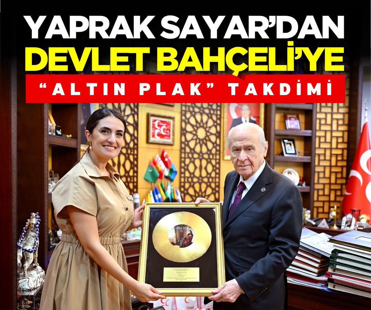 YunusEmre0zturk's tweet photo. Liderimiz Devlet Bahçeli'nin klasik otomobilinde sesiyle yolculuklara eşlik eden ve hayranlıkla dinlediği sanatçı Yaprak Sayar yayımlanan "Zamansız" albümü anısına kendisi için özel olarak hazırlanan Altın Plak ile albümün özel baskı plağını Devlet Bahçeli'ye takdim etti. https://t.co/JPAIlpLErk