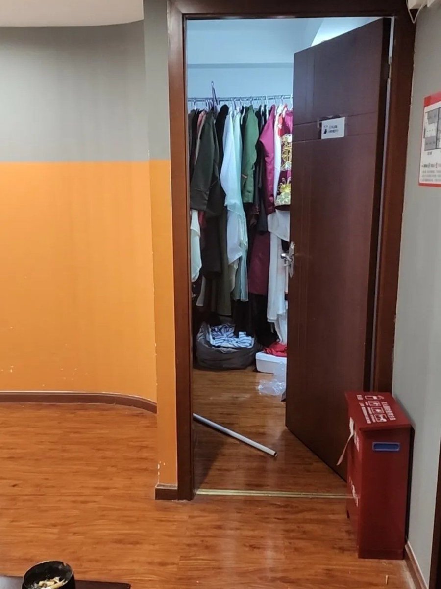 CristineRerlsh's tweet photo. 【本周乐子已签收！刚刷完推理本最后汗毛都竖起来！DM控场超稳，线索卡藏得小细节全挖到，和队友互飙演技全程笑到拍大腿，还带了奶茶换店家独家周边，这波赚翻，周五就冲第二车！】， https://t.co/WGOIj8hNzj