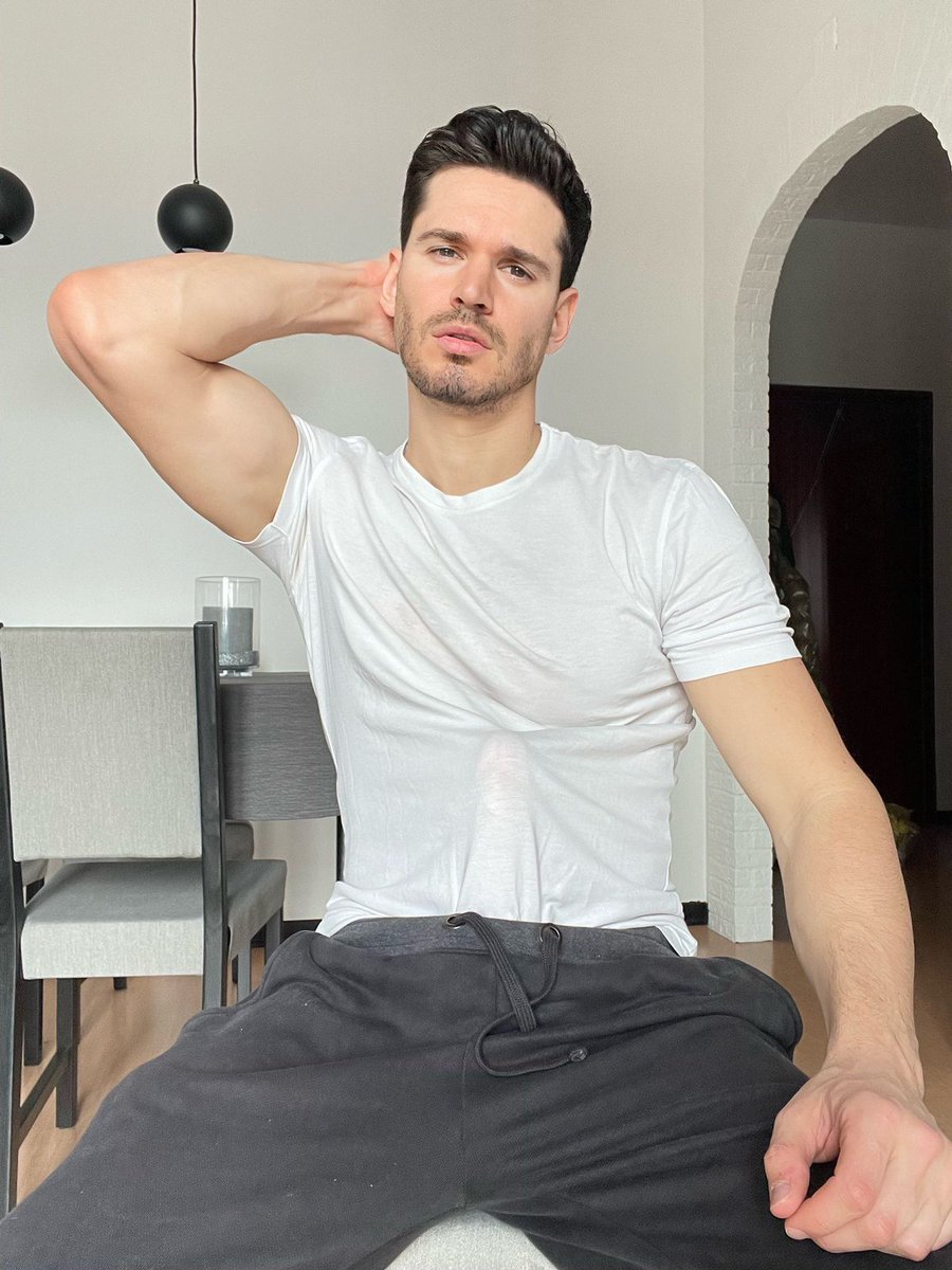 tiqns0's tweet photo. Should we skip the gym and workout in my bed? https://t.co/pZcoCHf1XI
