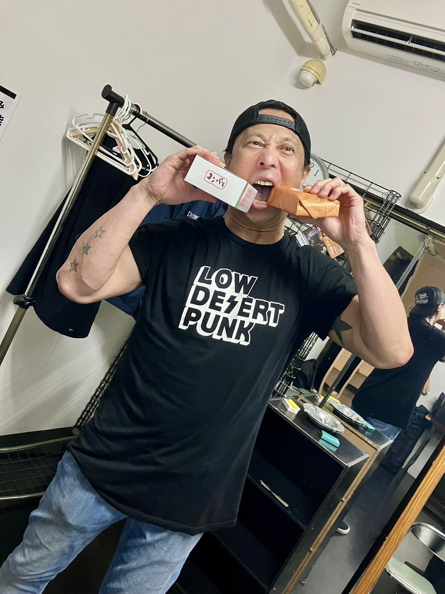 OUTRAGE_JAPAN_2's tweet photo. 千寿の天むす🍤🍙と
コンパルのジャーマンカツサンド🥪

ジムで汗かいて着替えてきたのに🏋️
ゲリラ雷雨で濡れた安井🧢

ワナさんカラー💙のTシャツ👕に
ゲリラ雷雨で靴まで濡れて裸足🦶の阿部🎸 https://t.co/34j3jLaqmN