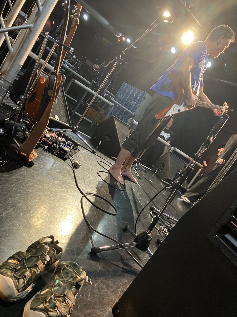 OUTRAGE_JAPAN_2's tweet photo. 千寿の天むす🍤🍙と
コンパルのジャーマンカツサンド🥪

ジムで汗かいて着替えてきたのに🏋️
ゲリラ雷雨で濡れた安井🧢

ワナさんカラー💙のTシャツ👕に
ゲリラ雷雨で靴まで濡れて裸足🦶の阿部🎸 https://t.co/34j3jLaqmN
