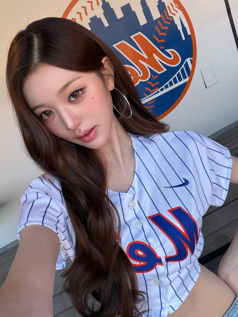 luvwy04's tweet photo. 유니폼 장원영 셀카 얼굴 ㅈㄴ 살벌함 https://t.co/KjqF6yVZ2C