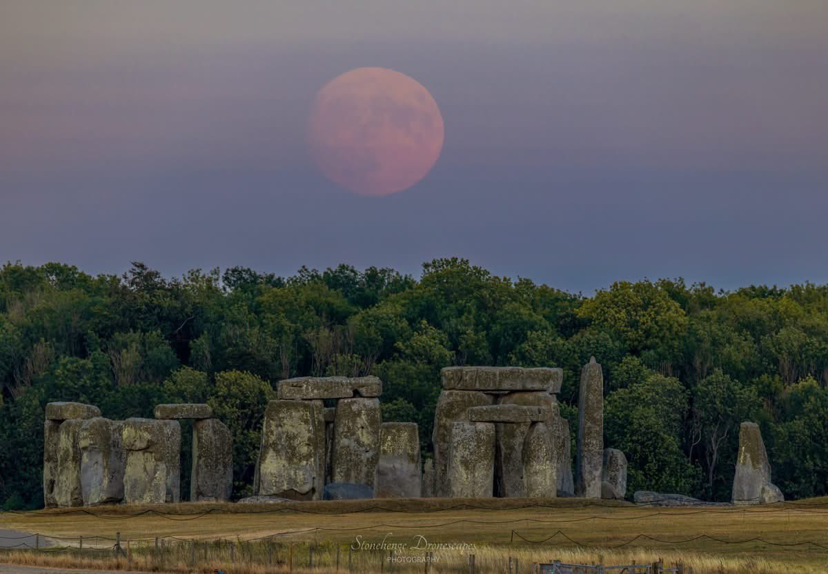 ST0NEHENGE's tweet photo. Tonight's stunning 97% Buck Moon rising behind Stonehenge 🤩🌕🌙🦌
Photo credit Nick Bull 🙏
#moon #buckmoon #July #summer #lunar https://t.co/z9ujHJvrGn