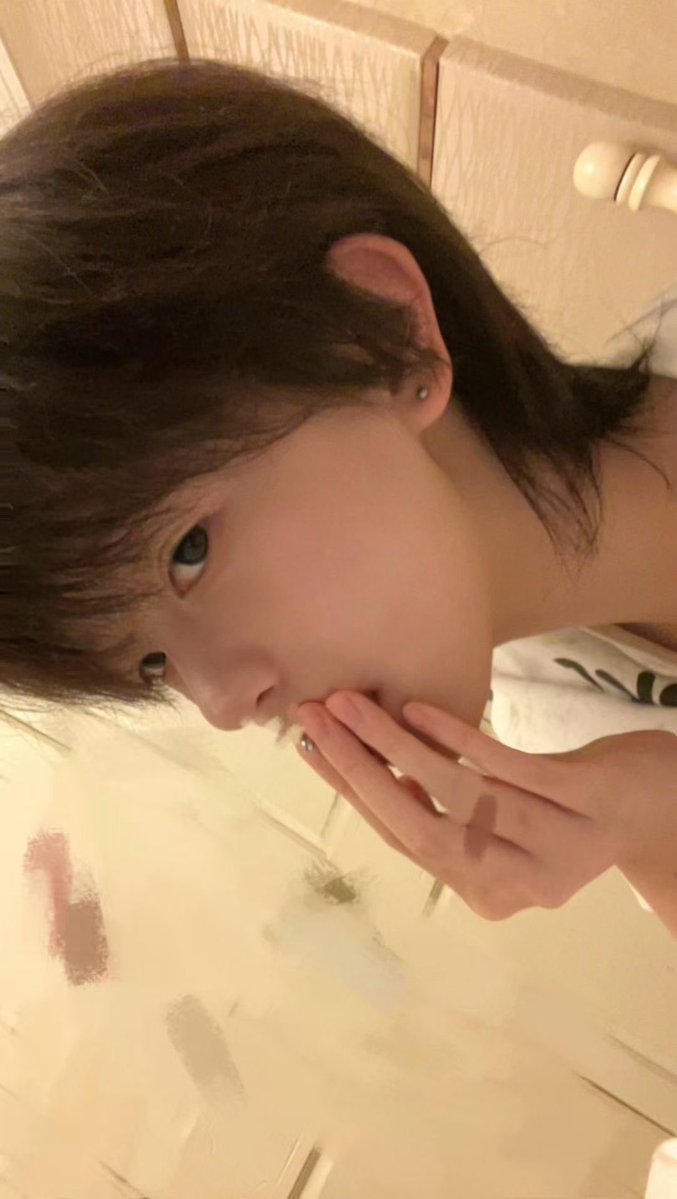Yanzxmrd's tweet photo. 舌钉（注意看我的手 #le #wlw https://t.co/cY0N5PDgvX