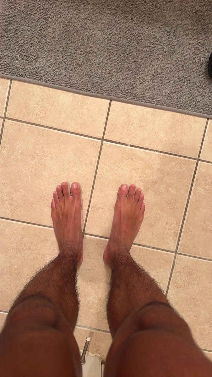 str8_collegeboy's tweet photo. Stinky feet before I shower https://t.co/4ZZUZSHS1U