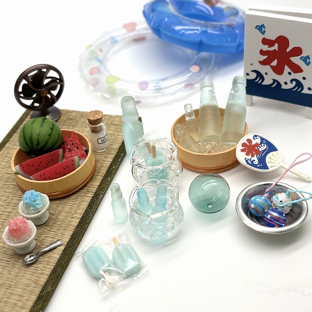 IKUSTAM's tweet photo. 【ネットショップ】あつ～い夏を涼しくする、ミニチュアのラムネ瓶が入荷しました。結露したようなすりガラスの表面がエモい…高さ23mmのSサイズ、39mmのLサイズの2サイズ展開。
クリアバッグキーホルダーに入れてもかわいい！

レトロなラムネ瓶 https://t.co/i7QFsjiVJ5 https://t.co/w1roVJdkTs