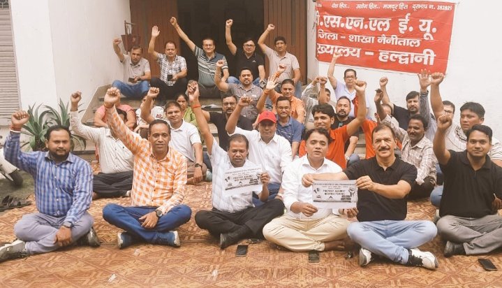 aiteea_India's tweet photo. Huge protest by BSNL Employees against arbitrary disruptive Restructuring of BSNL. @CMDBSNL @JM_Scindia @PMOIndia https://t.co/bdroLlCYUG