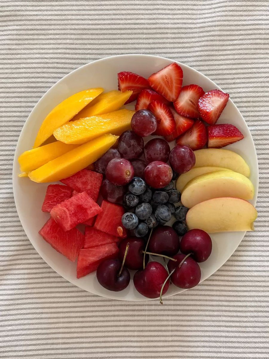 dakbnii's tweet photo. How pinterest sees me summer edition 💛
 
☀️ Summer outfit
☀️ Summer vacation
☀️ Summer fruit
☀️ Summer nails https://t.co/qrbORx746Y