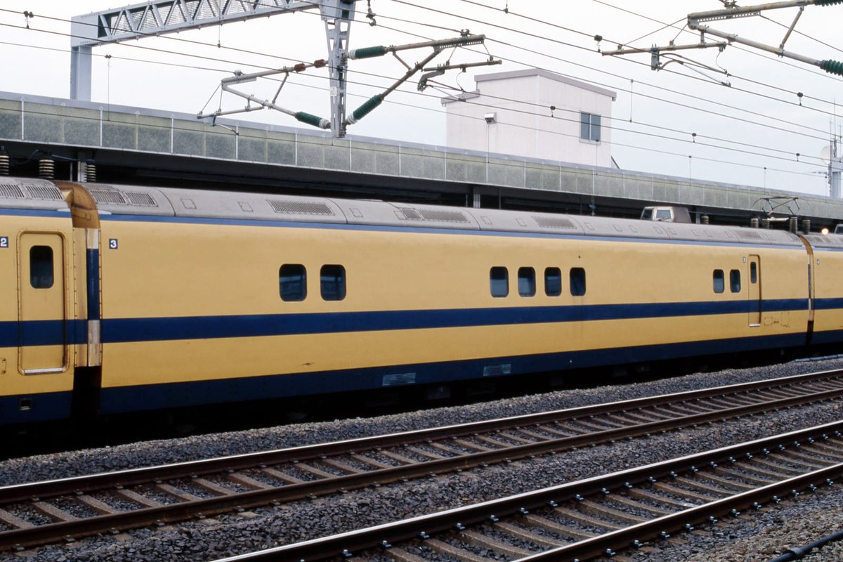 Syas's tweet photo. ドクターイエローの２・３号車

 #皆さんの中間車の画像見せて https://t.co/DTeRcyRL6y