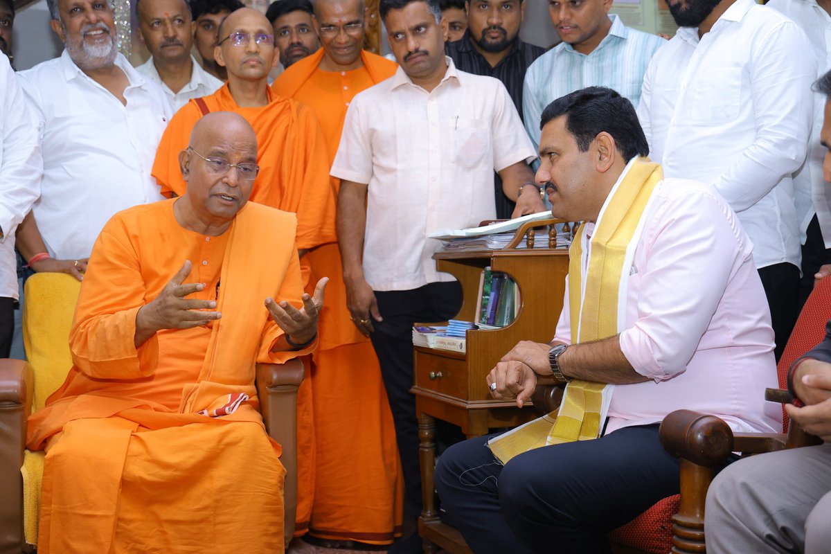 BYVijayendra's tweet photo. ವಿಶ್ವನಾಯಕ, ನೆಚ್ಚಿನ ಪ್ರಧಾನಮಂತ್ರಿ ಆದರಣೀಯ ಶ್ರೀ @narendramodi ಜೀ ರವರು ಆಗಸ್ಟ್ 1 ರಂದು ಸಾಂಸ್ಕೃತಿಕ ನಗರಿ ಮೈಸೂರಿಗೆ ಆಗಮಿಸಿ 'ವಿವೇಕ ಸ್ಮಾರಕ' ಲೋಕಾರ್ಪಣೆಗೊಳಿಸಲಿರುವ ಐತಿಹಾಸಿಕ ಕಾರ್ಯಕ್ರಮದ ಹಿನ್ನೆಲೆಯಲ್ಲಿ, ಇಂದು ಮೈಸೂರಿಗೆ ಭೇಟಿ ನೀಡಿ, ಕಾರ್ಯಕ್ರಮದ ಸ್ಥಳ ಪರಿಶೀಲನೆ ನಡೆಸಿ, ಪೂರ್ವಭಾವಿ ಸಿದ್ಧತೆಗಳನ್ನು ಪರಿವೀಕ್ಷಿಸಲಾಯಿತು. ಇದಕ್ಕೂ ಮುನ್ನ ಮೈಸೂರಿನ ಶ್ರೀ ರಾಮಕೃಷ್ಣ ಆಶ್ರಮಕ್ಕೆ ಭೇಟಿ ನೀಡಿ, ಆಶ್ರಮದ ಅಧ್ಯಕ್ಷರಾದ  ಪರಮಪೂಜ್ಯ ಶ್ರೀ ಸ್ವಾಮಿ ಮುಕ್ತಿದಾನಂದಜೀ ಮಹಾರಾಜ್ ರವರ ದರ್ಶನಾಶೀರ್ವಾದಗಳನ್ನು ಪಡೆಯಲಾಯಿತು. 

ಸ್ವಾಮಿ ವಿವೇಕಾನಂದರ ಪವಿತ್ರ ತಪೋಭೂಮಿ ಹಾಗೂ ಸೌಹಾರ್ದತೆಯ ಸಂಕೇತವಾಗಿರುವ ಈ ಕ್ಷೇತ್ರ ಅಲೌಕಿಕ ಪ್ರೇರಣೆಯ ತಾಣವಾಗಿದೆ. ಈ ಸ್ಥಳದಲ್ಲಿಯೇ ಸ್ಮಾರಕವನ್ನು ಉದ್ಘಾಟಿಸಲು ಕರುನಾಡಿಗೆ ಆಗಮಿಸುತ್ತಿರುವ ಹೆಮ್ಮೆಯ ಪ್ರಧಾನಿಗಳ ಸ್ವಾಗತಕ್ಕೆ ಸಾಂಸ್ಕೃತಿಕ ನಗರಿ ಮೈಸೂರು ಸಂಪೂರ್ಣವಾಗಿ ಸಜ್ಜಾಗಿದ್ದು, ಈ ವೈಭವೋಪೇತ ಹಾಗೂ ಪವಿತ್ರ ಕ್ಷಣಕ್ಕೆ ಸಾಕ್ಷಿಯಾಗಲು ನಾವೆಲ್ಲರೂ ಉತ್ಸುಕರಾಗಿದ್ದೇವೆ.

ಈ ಸಂದರ್ಭದಲ್ಲಿ ಪಕ್ಷದ ಜಿಲ್ಲಾಧ್ಯಕ್ಷರಾದ ಶ್ರೀ ಎಲ್. ನಾಗೇಂದ್ರ, ಶ್ರೀ ಕುಂಬ್ರಳ್ಳಿ ಸುಬ್ಬಣ್ಣ, ರಾಜ್ಯ ಉಪಾಧ್ಯಕ್ಷ ಶ್ರೀ ಎನ್. ಮಹೇಶ್, ರಾಜ್ಯ ಪ್ರಧಾನಕಾರ್ಯದರ್ಶಿ ಶ್ರೀ ಪ್ರೀತಮ್ ಗೌಡ, ವಿಧಾನ ಪರಿಷತ್ ಸದಸ್ಯ ಶ್ರೀ ರಘು ಕೌಟಿಲ್ಯ, ಮಾಜಿ ಶಾಸಕ ಶ್ರೀ ಹರ್ಷವರ್ಧನ್, ಪಕ್ಷದ ರಾಜ್ಯ ಕಾರ್ಯದರ್ಶಿ ಶ್ರೀಮತಿ ಲಕ್ಷ್ಮೀ ಅಶ್ವಿನ್ ಗೌಡ ಸೇರಿದಂತೆ ಹಲವು ಪ್ರಮುಖ ಮುಖಂಡರು ಉಪಸ್ಥಿತರಿದ್ದರು.