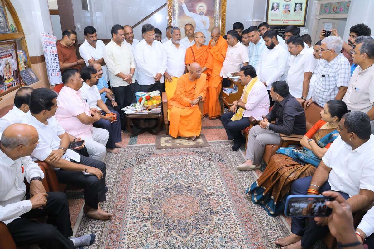 BYVijayendra's tweet photo. ವಿಶ್ವನಾಯಕ, ನೆಚ್ಚಿನ ಪ್ರಧಾನಮಂತ್ರಿ ಆದರಣೀಯ ಶ್ರೀ @narendramodi ಜೀ ರವರು ಆಗಸ್ಟ್ 1 ರಂದು ಸಾಂಸ್ಕೃತಿಕ ನಗರಿ ಮೈಸೂರಿಗೆ ಆಗಮಿಸಿ 'ವಿವೇಕ ಸ್ಮಾರಕ' ಲೋಕಾರ್ಪಣೆಗೊಳಿಸಲಿರುವ ಐತಿಹಾಸಿಕ ಕಾರ್ಯಕ್ರಮದ ಹಿನ್ನೆಲೆಯಲ್ಲಿ, ಇಂದು ಮೈಸೂರಿಗೆ ಭೇಟಿ ನೀಡಿ, ಕಾರ್ಯಕ್ರಮದ ಸ್ಥಳ ಪರಿಶೀಲನೆ ನಡೆಸಿ, ಪೂರ್ವಭಾವಿ ಸಿದ್ಧತೆಗಳನ್ನು ಪರಿವೀಕ್ಷಿಸಲಾಯಿತು. ಇದಕ್ಕೂ ಮುನ್ನ ಮೈಸೂರಿನ ಶ್ರೀ ರಾಮಕೃಷ್ಣ ಆಶ್ರಮಕ್ಕೆ ಭೇಟಿ ನೀಡಿ, ಆಶ್ರಮದ ಅಧ್ಯಕ್ಷರಾದ  ಪರಮಪೂಜ್ಯ ಶ್ರೀ ಸ್ವಾಮಿ ಮುಕ್ತಿದಾನಂದಜೀ ಮಹಾರಾಜ್ ರವರ ದರ್ಶನಾಶೀರ್ವಾದಗಳನ್ನು ಪಡೆಯಲಾಯಿತು. 

ಸ್ವಾಮಿ ವಿವೇಕಾನಂದರ ಪವಿತ್ರ ತಪೋಭೂಮಿ ಹಾಗೂ ಸೌಹಾರ್ದತೆಯ ಸಂಕೇತವಾಗಿರುವ ಈ ಕ್ಷೇತ್ರ ಅಲೌಕಿಕ ಪ್ರೇರಣೆಯ ತಾಣವಾಗಿದೆ. ಈ ಸ್ಥಳದಲ್ಲಿಯೇ ಸ್ಮಾರಕವನ್ನು ಉದ್ಘಾಟಿಸಲು ಕರುನಾಡಿಗೆ ಆಗಮಿಸುತ್ತಿರುವ ಹೆಮ್ಮೆಯ ಪ್ರಧಾನಿಗಳ ಸ್ವಾಗತಕ್ಕೆ ಸಾಂಸ್ಕೃತಿಕ ನಗರಿ ಮೈಸೂರು ಸಂಪೂರ್ಣವಾಗಿ ಸಜ್ಜಾಗಿದ್ದು, ಈ ವೈಭವೋಪೇತ ಹಾಗೂ ಪವಿತ್ರ ಕ್ಷಣಕ್ಕೆ ಸಾಕ್ಷಿಯಾಗಲು ನಾವೆಲ್ಲರೂ ಉತ್ಸುಕರಾಗಿದ್ದೇವೆ.

ಈ ಸಂದರ್ಭದಲ್ಲಿ ಪಕ್ಷದ ಜಿಲ್ಲಾಧ್ಯಕ್ಷರಾದ ಶ್ರೀ ಎಲ್. ನಾಗೇಂದ್ರ, ಶ್ರೀ ಕುಂಬ್ರಳ್ಳಿ ಸುಬ್ಬಣ್ಣ, ರಾಜ್ಯ ಉಪಾಧ್ಯಕ್ಷ ಶ್ರೀ ಎನ್. ಮಹೇಶ್, ರಾಜ್ಯ ಪ್ರಧಾನಕಾರ್ಯದರ್ಶಿ ಶ್ರೀ ಪ್ರೀತಮ್ ಗೌಡ, ವಿಧಾನ ಪರಿಷತ್ ಸದಸ್ಯ ಶ್ರೀ ರಘು ಕೌಟಿಲ್ಯ, ಮಾಜಿ ಶಾಸಕ ಶ್ರೀ ಹರ್ಷವರ್ಧನ್, ಪಕ್ಷದ ರಾಜ್ಯ ಕಾರ್ಯದರ್ಶಿ ಶ್ರೀಮತಿ ಲಕ್ಷ್ಮೀ ಅಶ್ವಿನ್ ಗೌಡ ಸೇರಿದಂತೆ ಹಲವು ಪ್ರಮುಖ ಮುಖಂಡರು ಉಪಸ್ಥಿತರಿದ್ದರು.