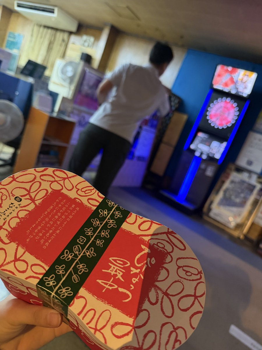 M_4747_'s tweet photo. ご来店ありがとうございます🙇‍♀️
お友達のトゥイーティー連れてきてくれた🐥⸒⸒

お土産のピーナッツ最中、実は気になってたから嬉しい🫶

@Uchibo_Seiichi 

#ダーツライブマイスター
#ダーツライブマイスター2026 https://t.co/AEI5KBdkA4