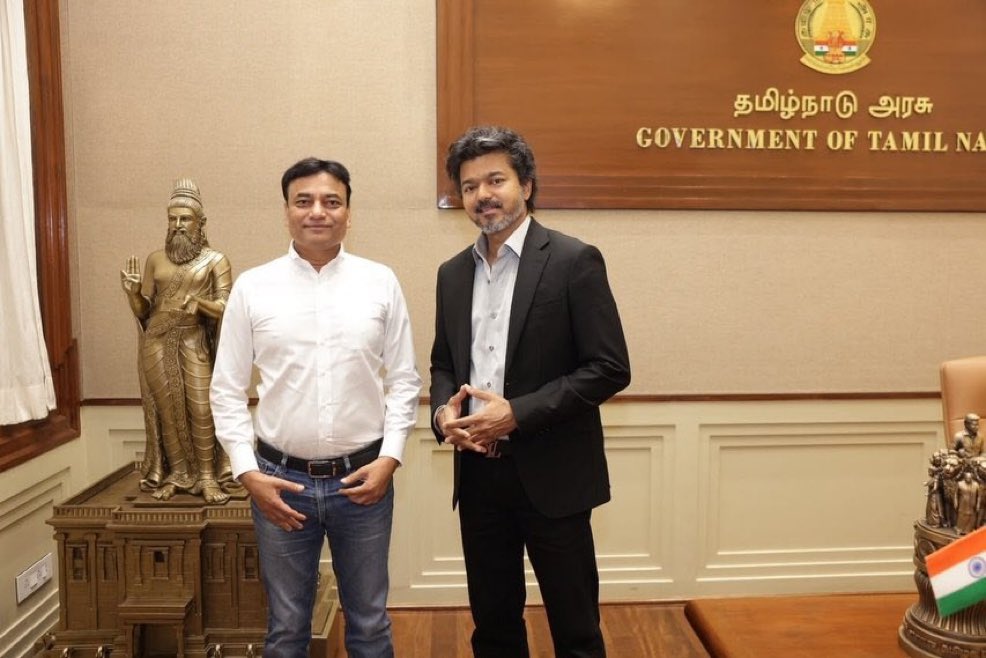 PrakazVijay_Of's tweet photo. 📸 | ஆக்சிஸ் மை இந்தியா தலைவர் பிரதீப் குப்தா அவர்கள் நமது அண்ணன் @TVKVijayHQ உடன் ! https://t.co/1hL3i23k1Q
