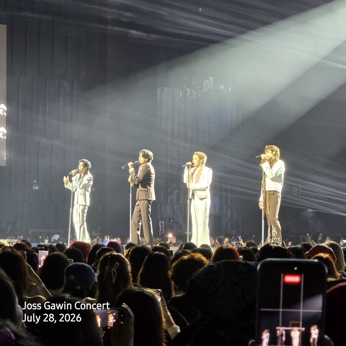 vorathananon's tweet photo. #JossGaiwnConcert https://t.co/Z6XEHu40Tt