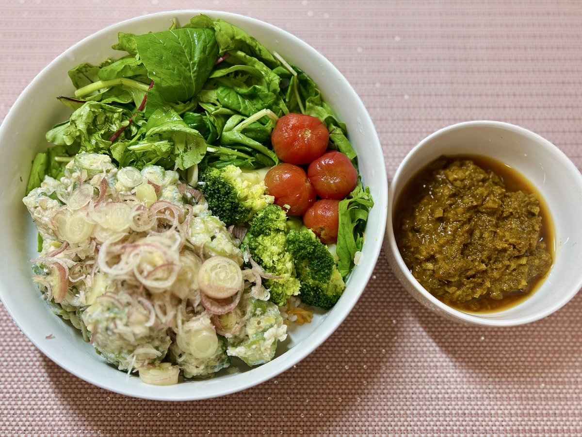 sailor_risa's tweet photo. 長谷川あかり先生のオクラ入り茹でつくねと、生姜ダレカレー！
つくねはめっちゃふわふわで何個でも食べられそう🥹
生姜カレーも爆速でできてアレンジの幅が広そうでこれは冷蔵庫に常備したい！
つぎは麺と合わせてみようかな✨ https://t.co/ywtgo21wsI