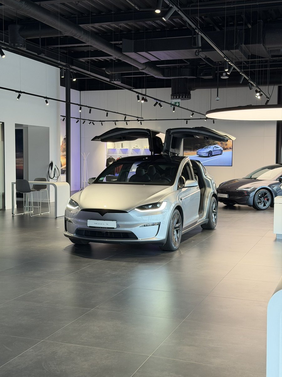 MartinKarelSK's tweet photo. Objednávky aj výroba Modelu X sa skončili, no do konca týždňa je ešte posledná príležitosť vidieť verziu Plaid naživo v Tesla Showroome Bratislava. 🚀 https://t.co/KYI6EUSVQc