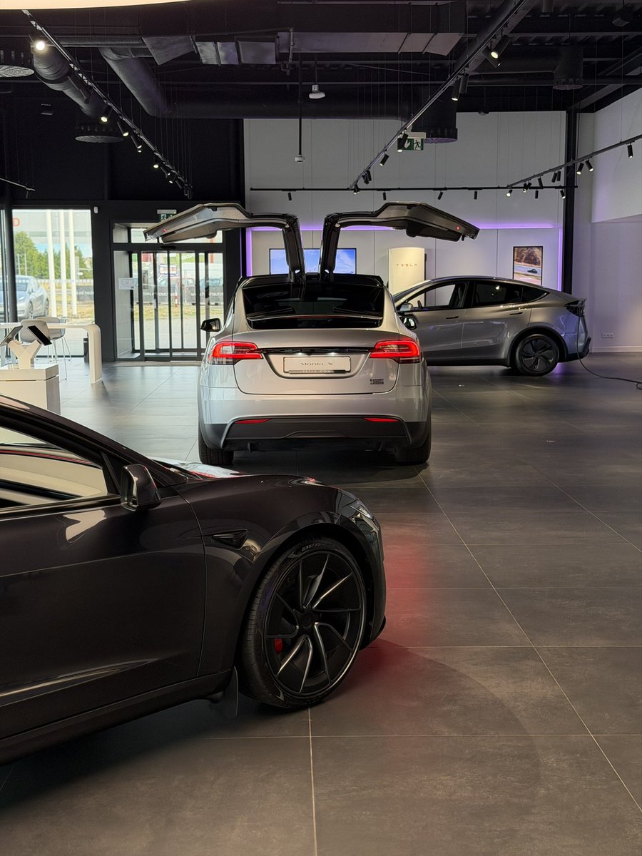 MartinKarelSK's tweet photo. Objednávky aj výroba Modelu X sa skončili, no do konca týždňa je ešte posledná príležitosť vidieť verziu Plaid naživo v Tesla Showroome Bratislava. 🚀 https://t.co/KYI6EUSVQc