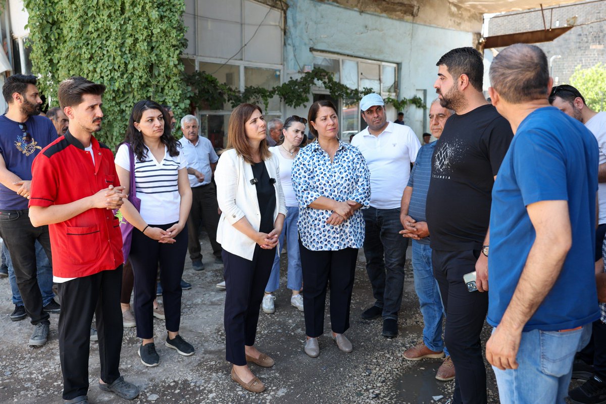 diyarbakirbld's tweet photo. 💬 “Eski Hal İçin En Hızlı Çözümü Hayata Geçireceğiz”

📌 Eşbaşkanımız Serra Bucak, Yenişehir Belediyesi Eşbaşkanı Safiye Akdağ, meclis üyelerimiz, daire başkanlarımız, DEM Parti Yenişehir İlçe Eşbaşkanları Vedat Güleç ve Berivan Beyazadam’ın katılımıyla Yenişehir ilçesinde esnaf ziyareti gerçekleştirdi. Basın Yayın ve Halkla İlişkiler Dairesi Başkanlığımız koordinasyonunda düzenlenen program kapsamında Şehitlik Mahallesi’nde bulunan Eski Hal alanında da incelemelerde bulunuldu. Mahalle esnafı ve sakinleri; Eski Hal’in durumu, temizlik, metruk yapılar, ulaşım, altyapı ve kaldırım işgallerine ilişkin talep ve önerilerini doğrudan Eşbaşkanımıza iletti. Eski Hal alanında köklü bir değişim başlatacaklarını söyleyen Bucak, “En hızlı yöntemi hayata geçirerek bu sorunu çözeceğiz” dedi.

💬 “Ji bo Hala Kevn Dê Çareseriya Herî Lezgîn Bi Cî Bînin”

📌 Hevşaredara me Serra Bucak, bi beşdariya Hevşaredara Yenîşehirê Safiye Akdag, endamên meclîsê, serokên daireyan, Hevserokên Partiya DEMê yên Navçeya Yenîşehirê Vedat Guleç û Berivan Beyazadam, li navçeya Yenîşehirê serdana esnafan kir. Di çarçoveya bernameya ku bi koordînasyona Serokatiya Daîreya me ya Çapemenî, Weşan û Têkiliyên Gel hate organîzekirin de, li Taxa Şehitlikê li qada Hala Kevn jî lêkolîn hatin kirin. Esnaf û şêniyên taxê; daxwaz û pêşniyarên xwe yên li ser rewşa Hala Kevn, paqijî, avahiyên metruk (xirabe), veguhastin, binesazî û dagirkirina peyarê rasterast ji Hevşaredara me re ragihandin. Bucakê diyar kir ku ew ê li qada Hala Kevn guherîneke bingehîn bidin destpêkirin û got: “Em ê demildest zend û bendan bişidînin û vê pirsgirêkê çareser bikin.”

💬 "Ma do Seba Halê Kehenî Çareyo Tewr Lez Bîyarê Ca"

📌 Hemşaredara ma Serra Bucak, bi beşdarîya Hemşaredara Şaredarîya Yenîşehîrî Safîye Akdag, endamanê meclîsê ma, serekanê daîreyanê ma û Hemserekanê Qezaya Yenîşehîrî yê DEM Partî Vedat Gulec û Berîvan Beyazadam, qezaya Yenîşehîrî de zîyaretê esnafan kerd. Çarçewaya bernameyî de ke bi koordînasyonê Serekîya Daîreya Çapemenî, Weşan û Têkilîyanê Şarî ame kerdene, warê Halê Kehenî ke Taxa Şehîtlikî de yo, tede etud ame kerdiş. Esnaf û şarê taxe; derheqê rewşa Halê Kehenî, pakîye, awanîyê metrukî, res, binawanî û îşxalê peyarayîran de waştiş û pêşnîyazê xo rasterast resnayî Hemşaredara ma. Bucak va ke warê Halê Kehenî de do vurînayîşêko kokin bidê destpêkerdiş, wina va: "Ma do metodo tewr lez bîyarê ca no probleman çareser bikerê."

#Diyarbakır #Amed #EsnafZiyareti