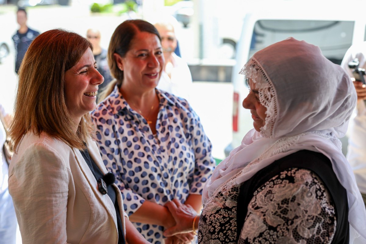diyarbakirbld's tweet photo. 💬 “Eski Hal İçin En Hızlı Çözümü Hayata Geçireceğiz”

📌 Eşbaşkanımız Serra Bucak, Yenişehir Belediyesi Eşbaşkanı Safiye Akdağ, meclis üyelerimiz, daire başkanlarımız, DEM Parti Yenişehir İlçe Eşbaşkanları Vedat Güleç ve Berivan Beyazadam’ın katılımıyla Yenişehir ilçesinde esnaf ziyareti gerçekleştirdi. Basın Yayın ve Halkla İlişkiler Dairesi Başkanlığımız koordinasyonunda düzenlenen program kapsamında Şehitlik Mahallesi’nde bulunan Eski Hal alanında da incelemelerde bulunuldu. Mahalle esnafı ve sakinleri; Eski Hal’in durumu, temizlik, metruk yapılar, ulaşım, altyapı ve kaldırım işgallerine ilişkin talep ve önerilerini doğrudan Eşbaşkanımıza iletti. Eski Hal alanında köklü bir değişim başlatacaklarını söyleyen Bucak, “En hızlı yöntemi hayata geçirerek bu sorunu çözeceğiz” dedi.

💬 “Ji bo Hala Kevn Dê Çareseriya Herî Lezgîn Bi Cî Bînin”

📌 Hevşaredara me Serra Bucak, bi beşdariya Hevşaredara Yenîşehirê Safiye Akdag, endamên meclîsê, serokên daireyan, Hevserokên Partiya DEMê yên Navçeya Yenîşehirê Vedat Guleç û Berivan Beyazadam, li navçeya Yenîşehirê serdana esnafan kir. Di çarçoveya bernameya ku bi koordînasyona Serokatiya Daîreya me ya Çapemenî, Weşan û Têkiliyên Gel hate organîzekirin de, li Taxa Şehitlikê li qada Hala Kevn jî lêkolîn hatin kirin. Esnaf û şêniyên taxê; daxwaz û pêşniyarên xwe yên li ser rewşa Hala Kevn, paqijî, avahiyên metruk (xirabe), veguhastin, binesazî û dagirkirina peyarê rasterast ji Hevşaredara me re ragihandin. Bucakê diyar kir ku ew ê li qada Hala Kevn guherîneke bingehîn bidin destpêkirin û got: “Em ê demildest zend û bendan bişidînin û vê pirsgirêkê çareser bikin.”

💬 "Ma do Seba Halê Kehenî Çareyo Tewr Lez Bîyarê Ca"

📌 Hemşaredara ma Serra Bucak, bi beşdarîya Hemşaredara Şaredarîya Yenîşehîrî Safîye Akdag, endamanê meclîsê ma, serekanê daîreyanê ma û Hemserekanê Qezaya Yenîşehîrî yê DEM Partî Vedat Gulec û Berîvan Beyazadam, qezaya Yenîşehîrî de zîyaretê esnafan kerd. Çarçewaya bernameyî de ke bi koordînasyonê Serekîya Daîreya Çapemenî, Weşan û Têkilîyanê Şarî ame kerdene, warê Halê Kehenî ke Taxa Şehîtlikî de yo, tede etud ame kerdiş. Esnaf û şarê taxe; derheqê rewşa Halê Kehenî, pakîye, awanîyê metrukî, res, binawanî û îşxalê peyarayîran de waştiş û pêşnîyazê xo rasterast resnayî Hemşaredara ma. Bucak va ke warê Halê Kehenî de do vurînayîşêko kokin bidê destpêkerdiş, wina va: "Ma do metodo tewr lez bîyarê ca no probleman çareser bikerê."

#Diyarbakır #Amed #EsnafZiyareti