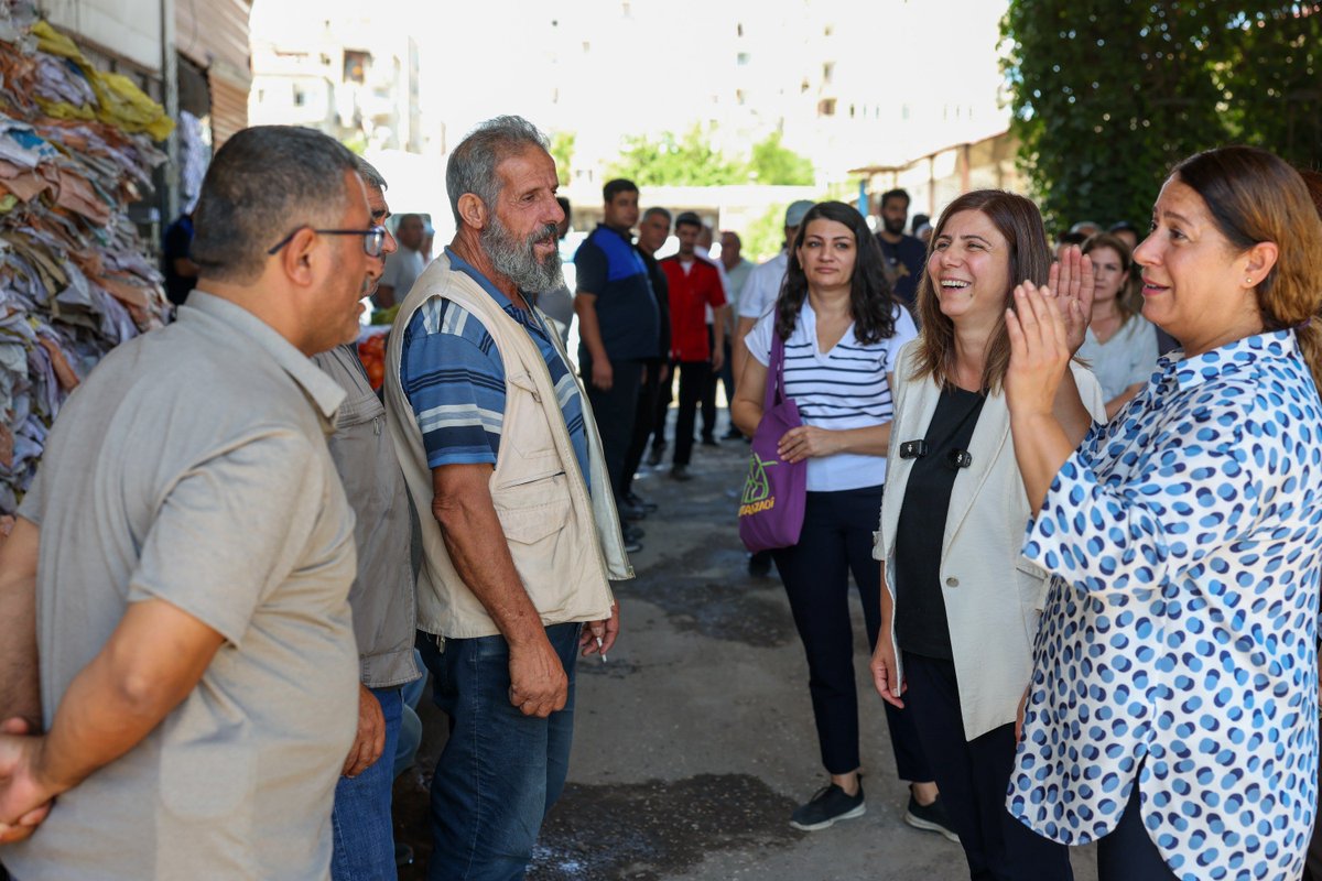 diyarbakirbld's tweet photo. 💬 “Eski Hal İçin En Hızlı Çözümü Hayata Geçireceğiz”

📌 Eşbaşkanımız Serra Bucak, Yenişehir Belediyesi Eşbaşkanı Safiye Akdağ, meclis üyelerimiz, daire başkanlarımız, DEM Parti Yenişehir İlçe Eşbaşkanları Vedat Güleç ve Berivan Beyazadam’ın katılımıyla Yenişehir ilçesinde esnaf ziyareti gerçekleştirdi. Basın Yayın ve Halkla İlişkiler Dairesi Başkanlığımız koordinasyonunda düzenlenen program kapsamında Şehitlik Mahallesi’nde bulunan Eski Hal alanında da incelemelerde bulunuldu. Mahalle esnafı ve sakinleri; Eski Hal’in durumu, temizlik, metruk yapılar, ulaşım, altyapı ve kaldırım işgallerine ilişkin talep ve önerilerini doğrudan Eşbaşkanımıza iletti. Eski Hal alanında köklü bir değişim başlatacaklarını söyleyen Bucak, “En hızlı yöntemi hayata geçirerek bu sorunu çözeceğiz” dedi.

💬 “Ji bo Hala Kevn Dê Çareseriya Herî Lezgîn Bi Cî Bînin”

📌 Hevşaredara me Serra Bucak, bi beşdariya Hevşaredara Yenîşehirê Safiye Akdag, endamên meclîsê, serokên daireyan, Hevserokên Partiya DEMê yên Navçeya Yenîşehirê Vedat Guleç û Berivan Beyazadam, li navçeya Yenîşehirê serdana esnafan kir. Di çarçoveya bernameya ku bi koordînasyona Serokatiya Daîreya me ya Çapemenî, Weşan û Têkiliyên Gel hate organîzekirin de, li Taxa Şehitlikê li qada Hala Kevn jî lêkolîn hatin kirin. Esnaf û şêniyên taxê; daxwaz û pêşniyarên xwe yên li ser rewşa Hala Kevn, paqijî, avahiyên metruk (xirabe), veguhastin, binesazî û dagirkirina peyarê rasterast ji Hevşaredara me re ragihandin. Bucakê diyar kir ku ew ê li qada Hala Kevn guherîneke bingehîn bidin destpêkirin û got: “Em ê demildest zend û bendan bişidînin û vê pirsgirêkê çareser bikin.”

💬 "Ma do Seba Halê Kehenî Çareyo Tewr Lez Bîyarê Ca"

📌 Hemşaredara ma Serra Bucak, bi beşdarîya Hemşaredara Şaredarîya Yenîşehîrî Safîye Akdag, endamanê meclîsê ma, serekanê daîreyanê ma û Hemserekanê Qezaya Yenîşehîrî yê DEM Partî Vedat Gulec û Berîvan Beyazadam, qezaya Yenîşehîrî de zîyaretê esnafan kerd. Çarçewaya bernameyî de ke bi koordînasyonê Serekîya Daîreya Çapemenî, Weşan û Têkilîyanê Şarî ame kerdene, warê Halê Kehenî ke Taxa Şehîtlikî de yo, tede etud ame kerdiş. Esnaf û şarê taxe; derheqê rewşa Halê Kehenî, pakîye, awanîyê metrukî, res, binawanî û îşxalê peyarayîran de waştiş û pêşnîyazê xo rasterast resnayî Hemşaredara ma. Bucak va ke warê Halê Kehenî de do vurînayîşêko kokin bidê destpêkerdiş, wina va: "Ma do metodo tewr lez bîyarê ca no probleman çareser bikerê."

#Diyarbakır #Amed #EsnafZiyareti