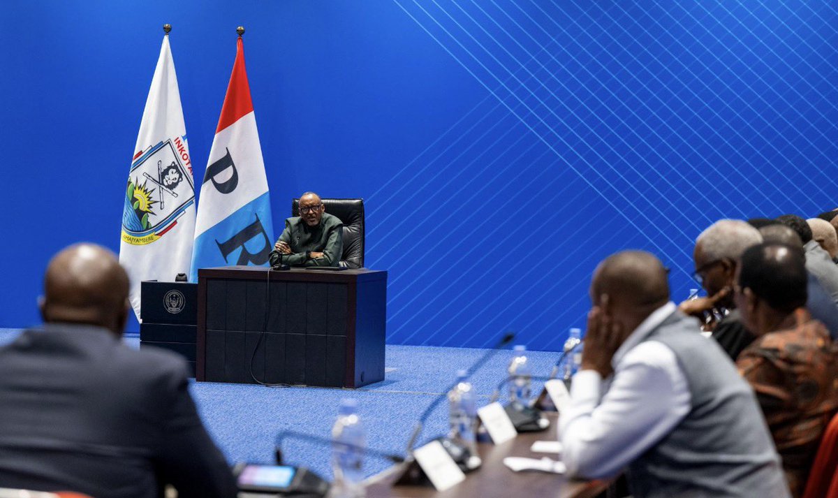RHRDC2028's tweet photo. Réunion du FPR : Paul Kagame confronté à des choix difficiles ⚠️

Des informations circulant en ligne affirment que Paul Kagame aurait convoqué une réunion avec les principaux dirigeants du FPR afin de discuter des conséquences de l’implication présumée du Rwanda dans le conflit en République démocratique du Congo (RDC).

Au cours de cette réunion, certains dirigeants auraient proposé le retrait des troupes rwandaises de la RDC et la fin de toute implication dans les conflits qui affectent la RDC et la région, estimant que cette décision pourrait contribuer au retour de la paix.

Toutefois, Paul Kagame et plusieurs autres responsables auraient soutenu que le retrait des troupes ne suffirait pas à mettre fin aux difficultés. Ils auraient exprimé la crainte que des poursuites judiciaires puissent malgré tout être engagées contre eux en raison d’allégations liées au conflit en RDC.

La réunion se serait achevée sans décision définitive, les participants convenant de se réunir de nouveau prochainement pour poursuivre leurs discussions.