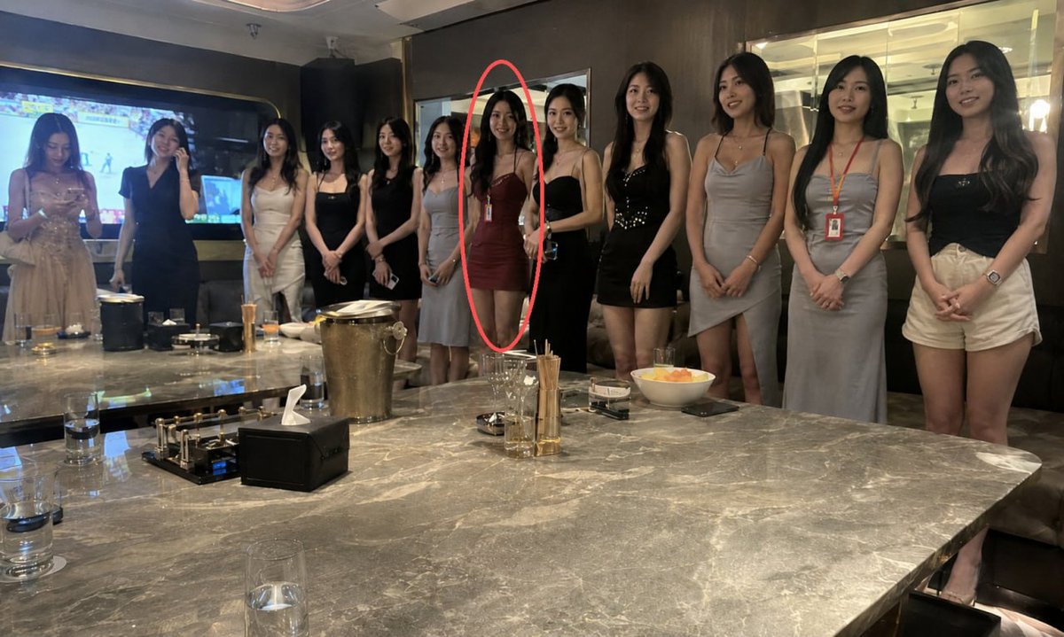 kimdanisupport's tweet photo. 去商K千万不要点这种手背后面的

长得再漂亮，身材再好也不要 #娱乐 #ktv https://t.co/K2nBX7Q4ik