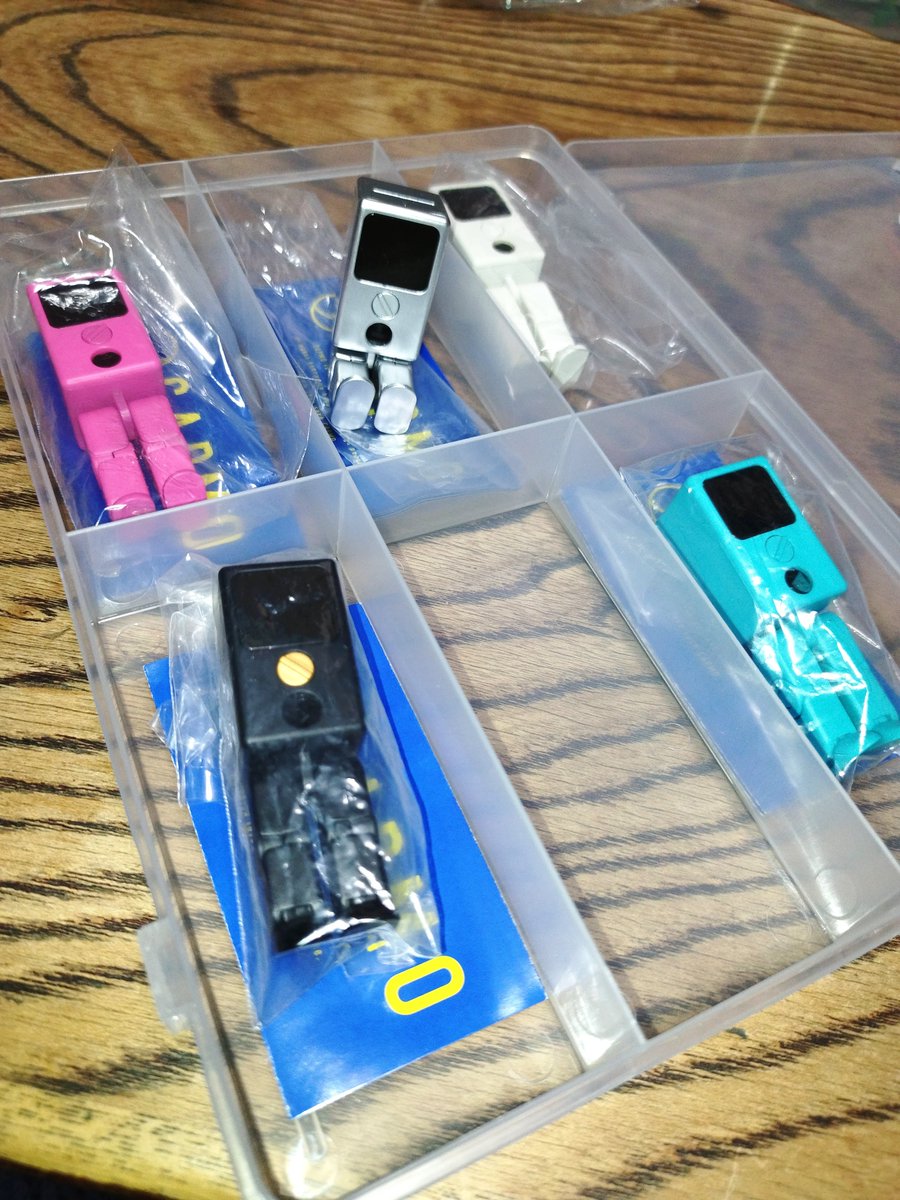 LEVEL_Z's tweet photo. ずーっと目当てが出なさそうだったカプモ、やっと銀が出そうなターンが来たんで2ヶ月ぶりにガチャり、残すは黄色でコンプだけど、筐体最後の1個にしか出ないのが残数から確定してるのでチキンレースだ！
#capmo #ケンエレファント #ガチャ https://t.co/0kjsYOhu7w