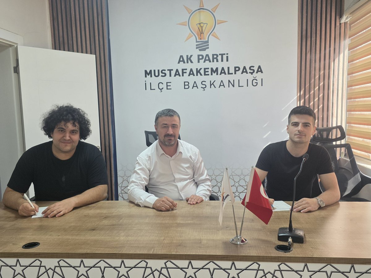 akpartimkp's tweet photo. 📌 İlçe Başkanımız Sn. Mutlu Turgut ile birlikte, genç kardeşlerimiz Doğukan Demir ve Gökhan Demirci’yi İlçe Başkanlığımızda misafir ederek AK Parti ailemize katılımlarını gerçekleştirdik.

AK davamıza gönül vererek partimize üye olan kıymetli kardeşlerimize hoşgeldiniz diliyoruz https://t.co/2DtHtmoKC5